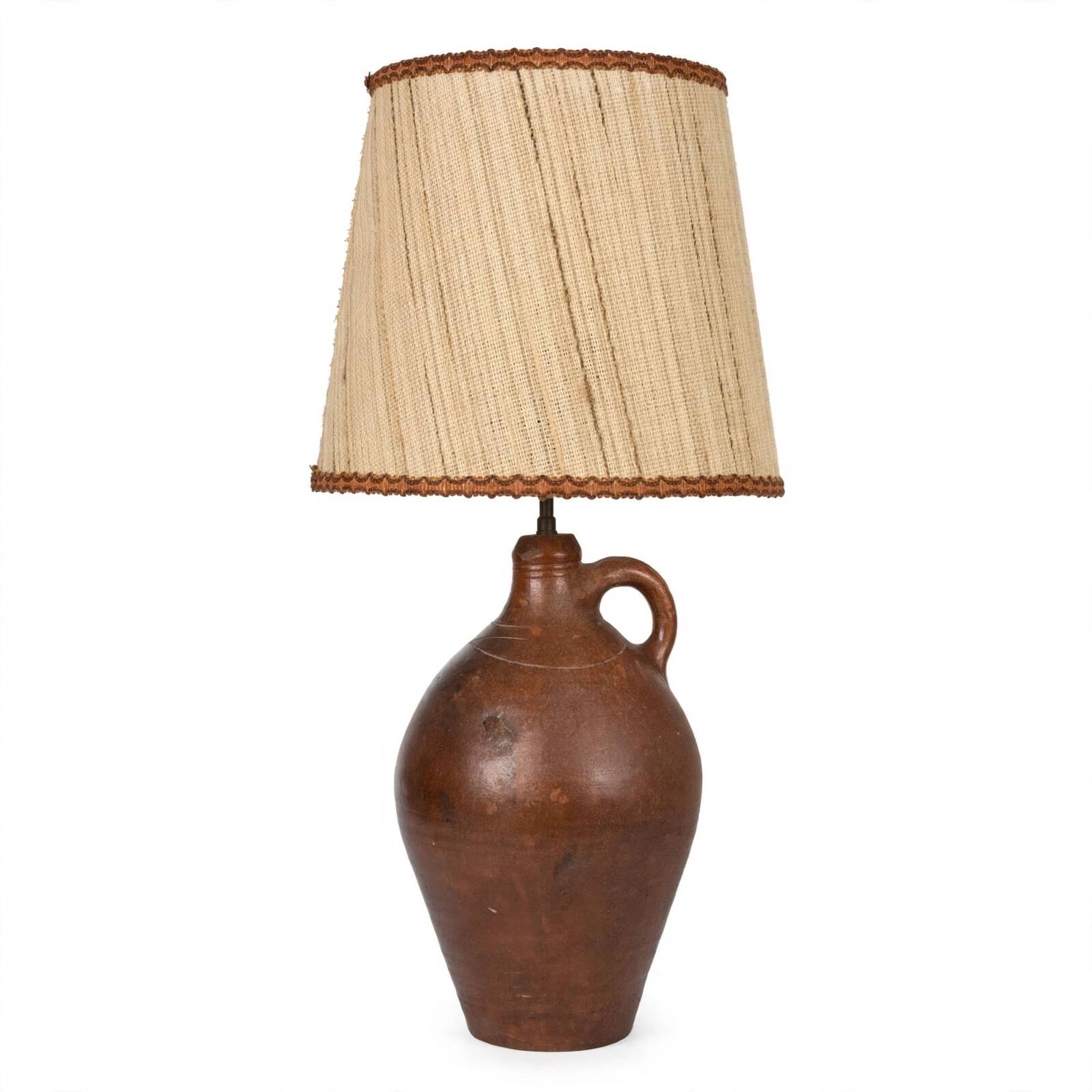 Lampe de table cruche en grès vernis, l'abat jour en jute tissé 70s