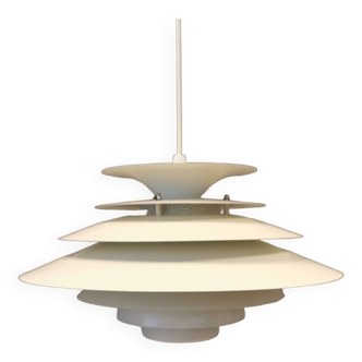 Lampe suspendue à sept couches d'abat-jour laqués blancs, un produit danois de qualité des années 80
