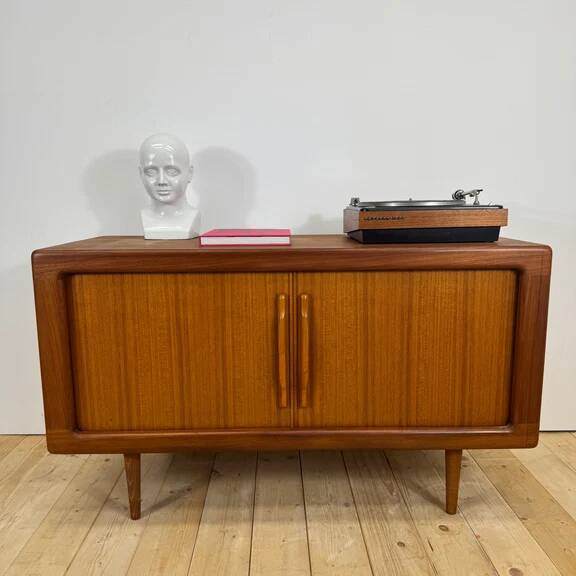 Buffet Dyrlund en teck avec portes escamotables, Danemark 1960