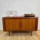 Buffet Dyrlund en teck avec portes escamotables, Danemark 1960