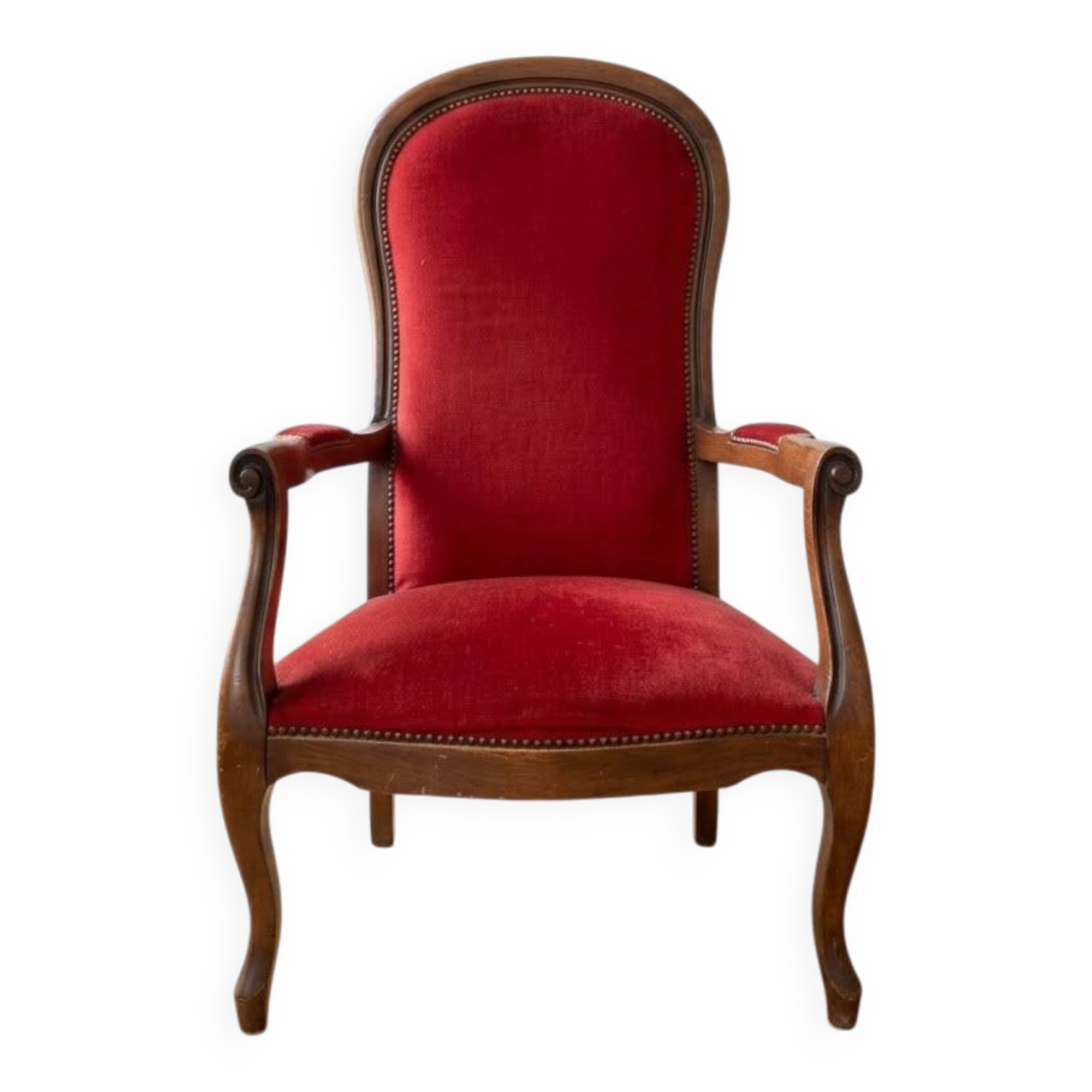 Antique armchair in carved wood and red fabric.