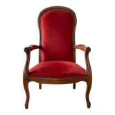 Fauteuil ancien en bois sculpté et tissu rouge
