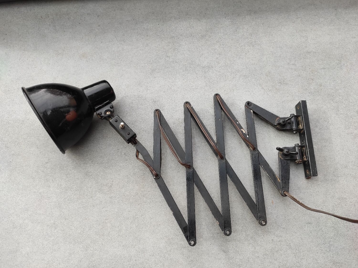 Accordion workshop lamp