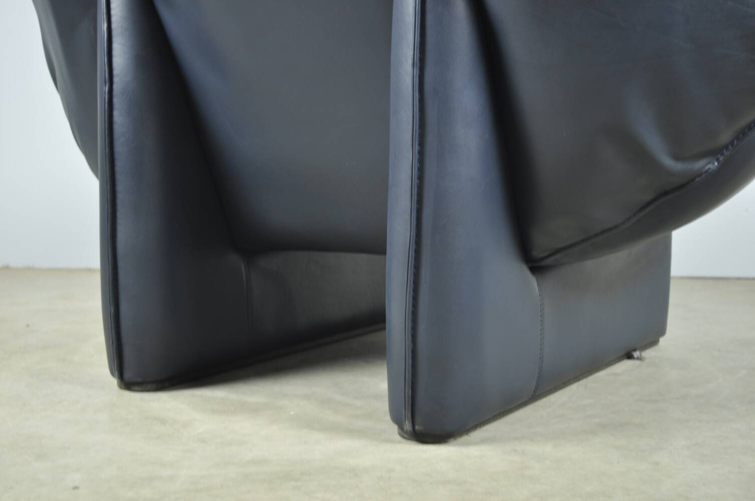 Leolux / vintage "tango" armchair in blue leather / jan armgardt / 1980s netherlands