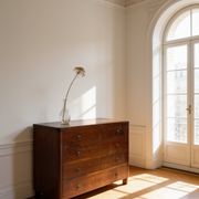 Commode en noyer burl art déco italien, années 1850.