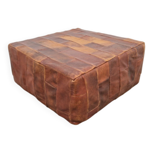 pouf en cuir marron avec