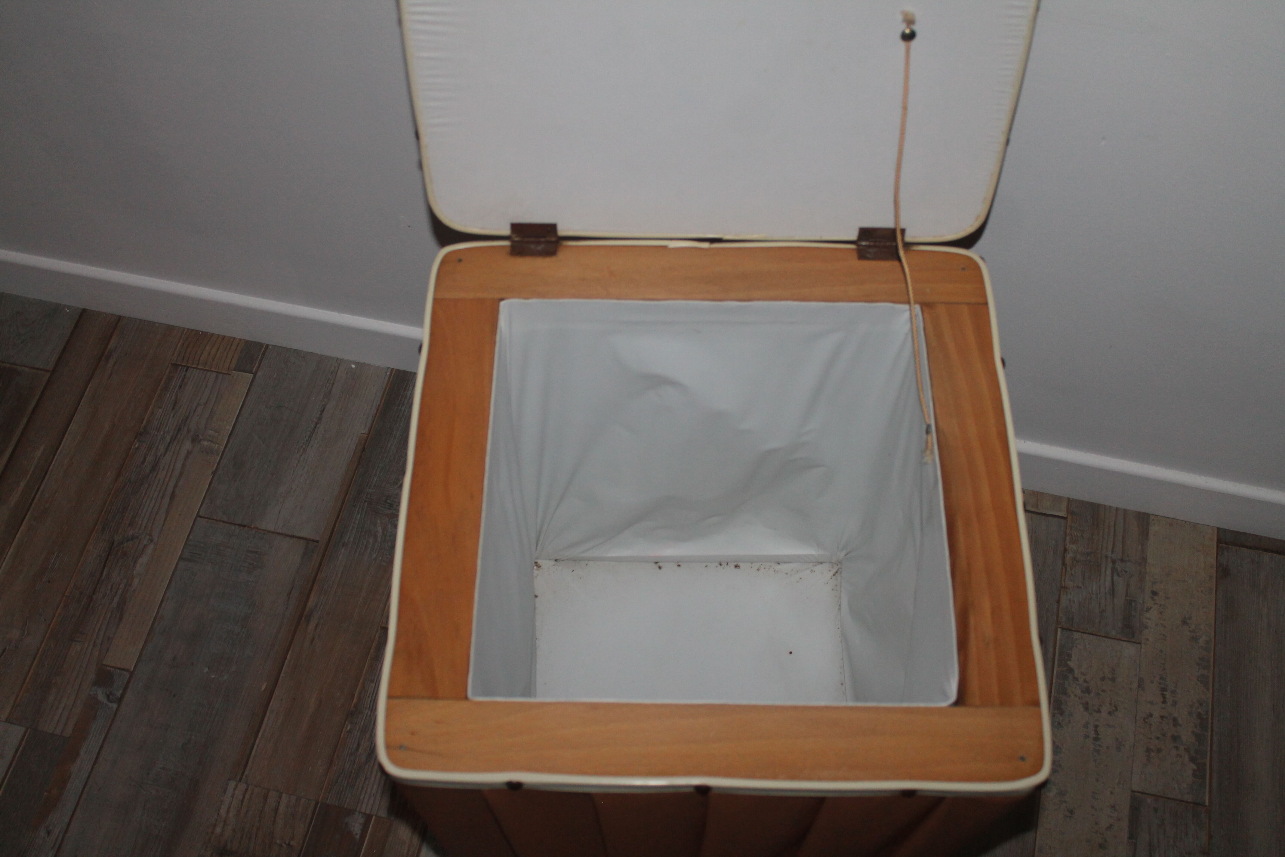 Pouf coffre en skai des années 60