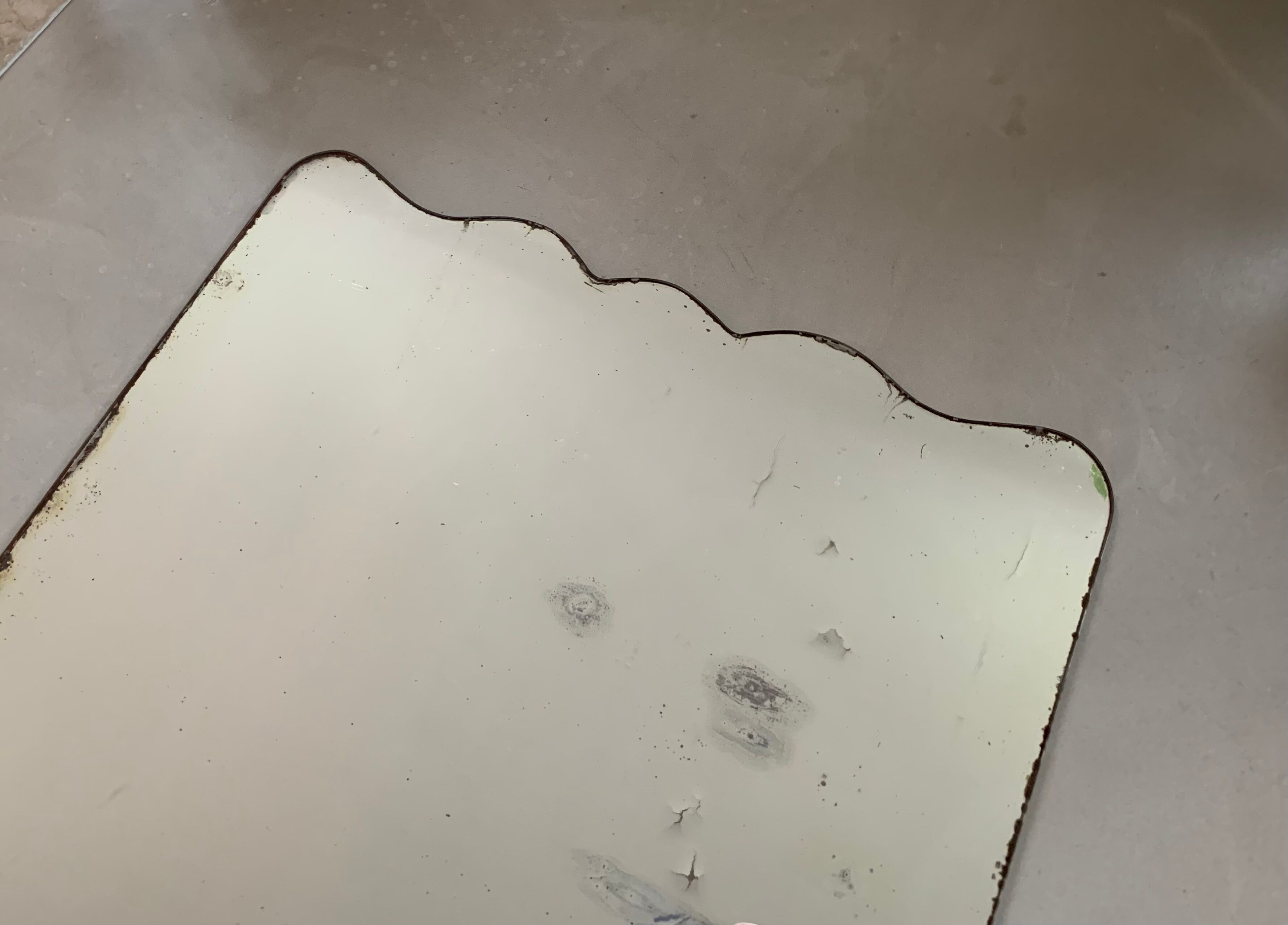 Miroir ancien piqué