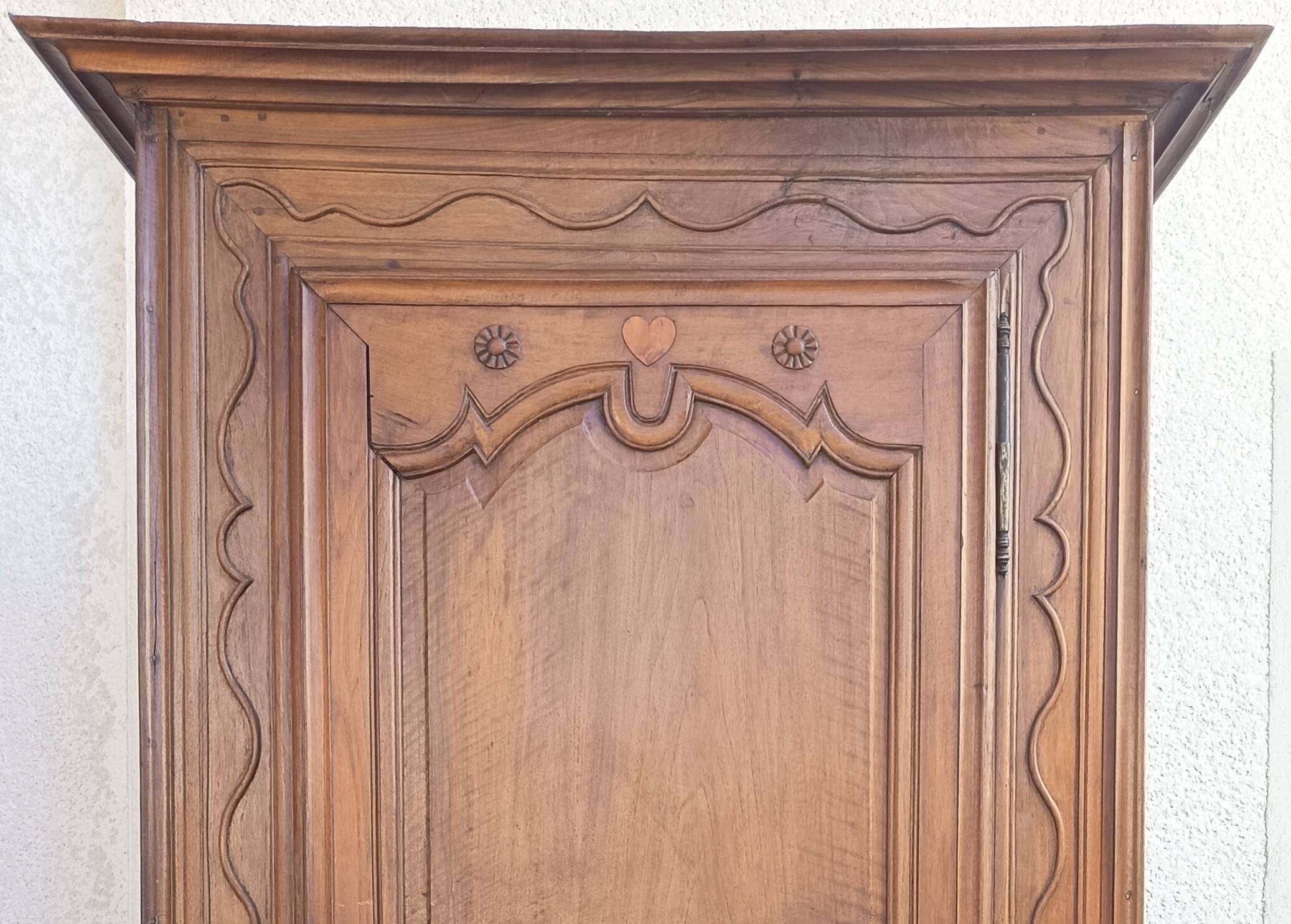 Louis XIV walnut bonnetière from the 18th century.