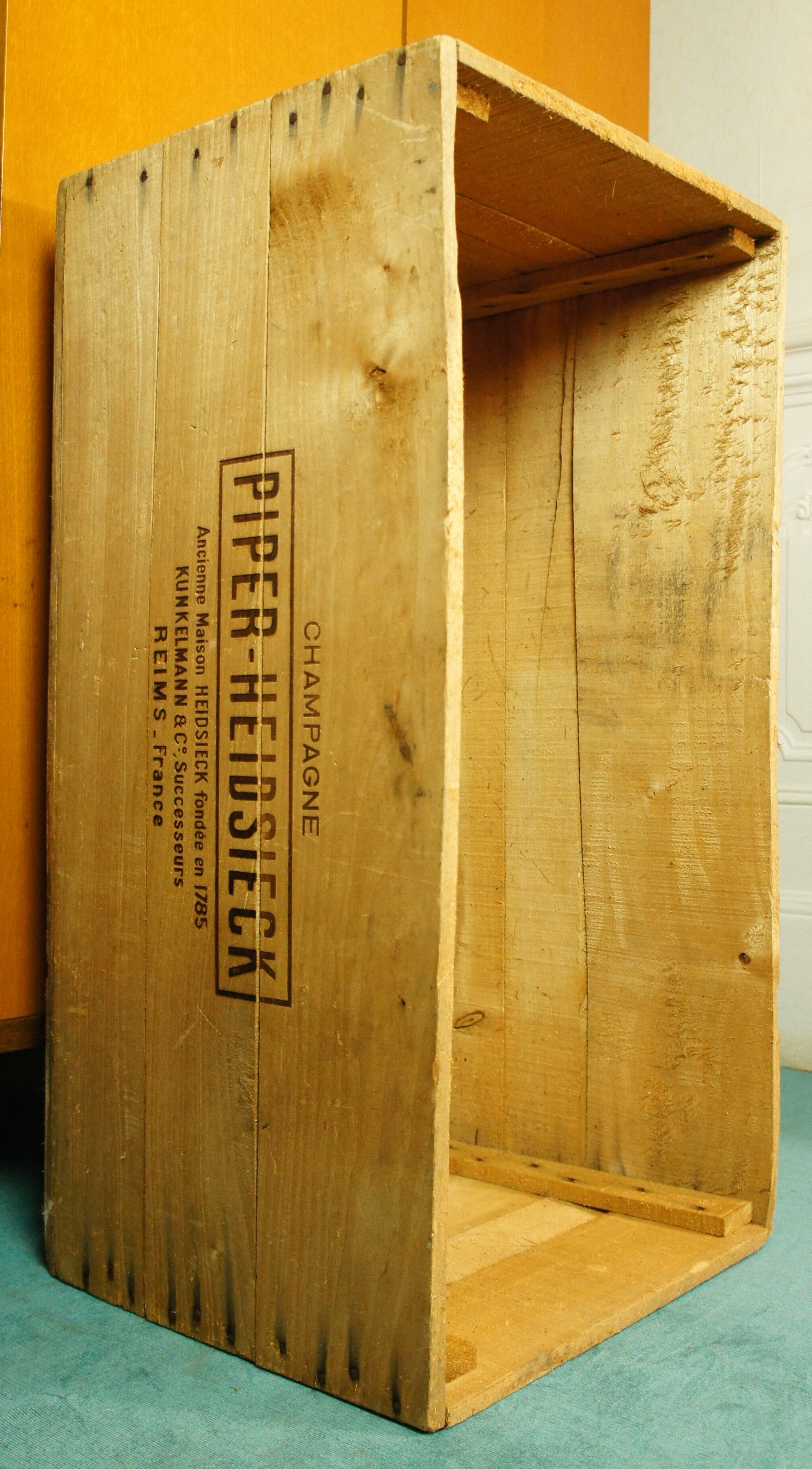 Champagne box "Piper Heidsieck, extra crude 1952"