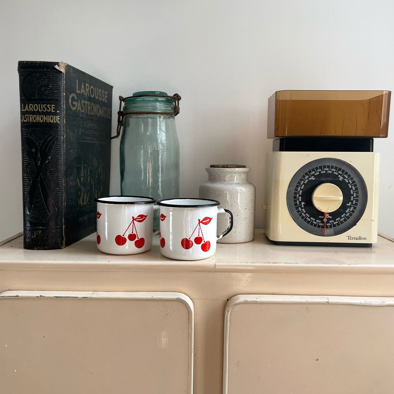 Speckled sandstone pot