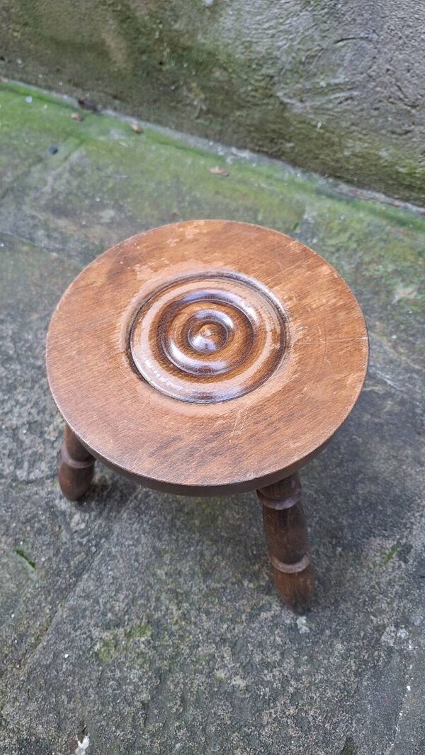 Tabouret tripode en bois tourné