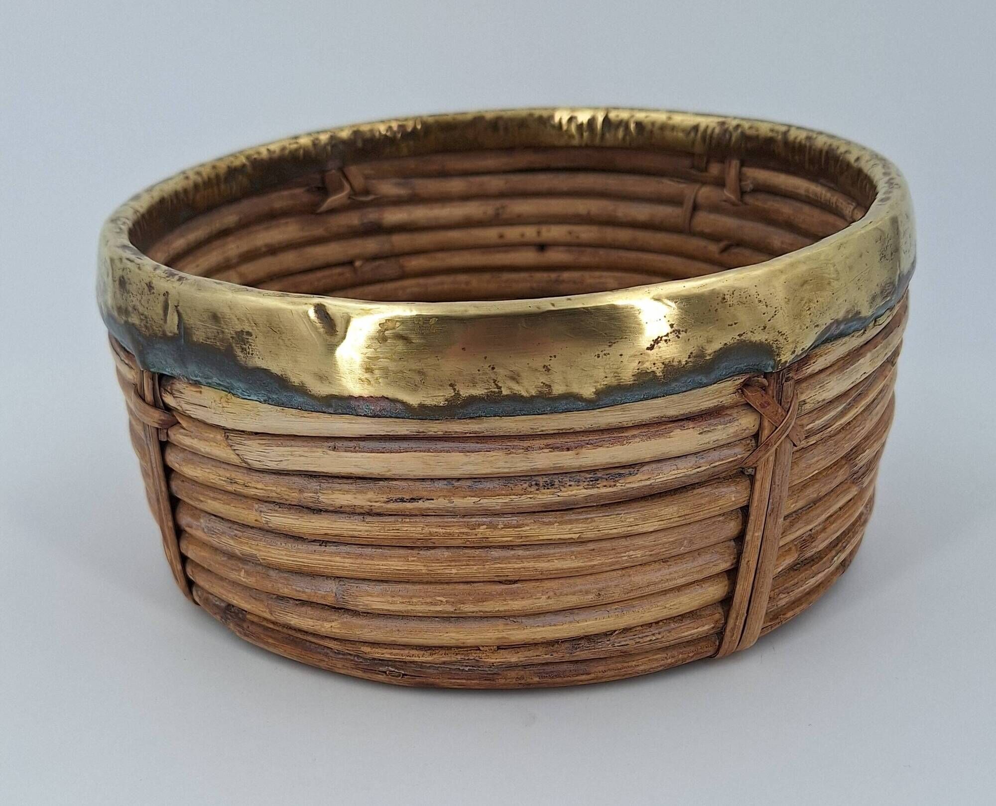 Cache-pot en rotin cerclé de laiton vers 1960 DLG Gabriella Crespi