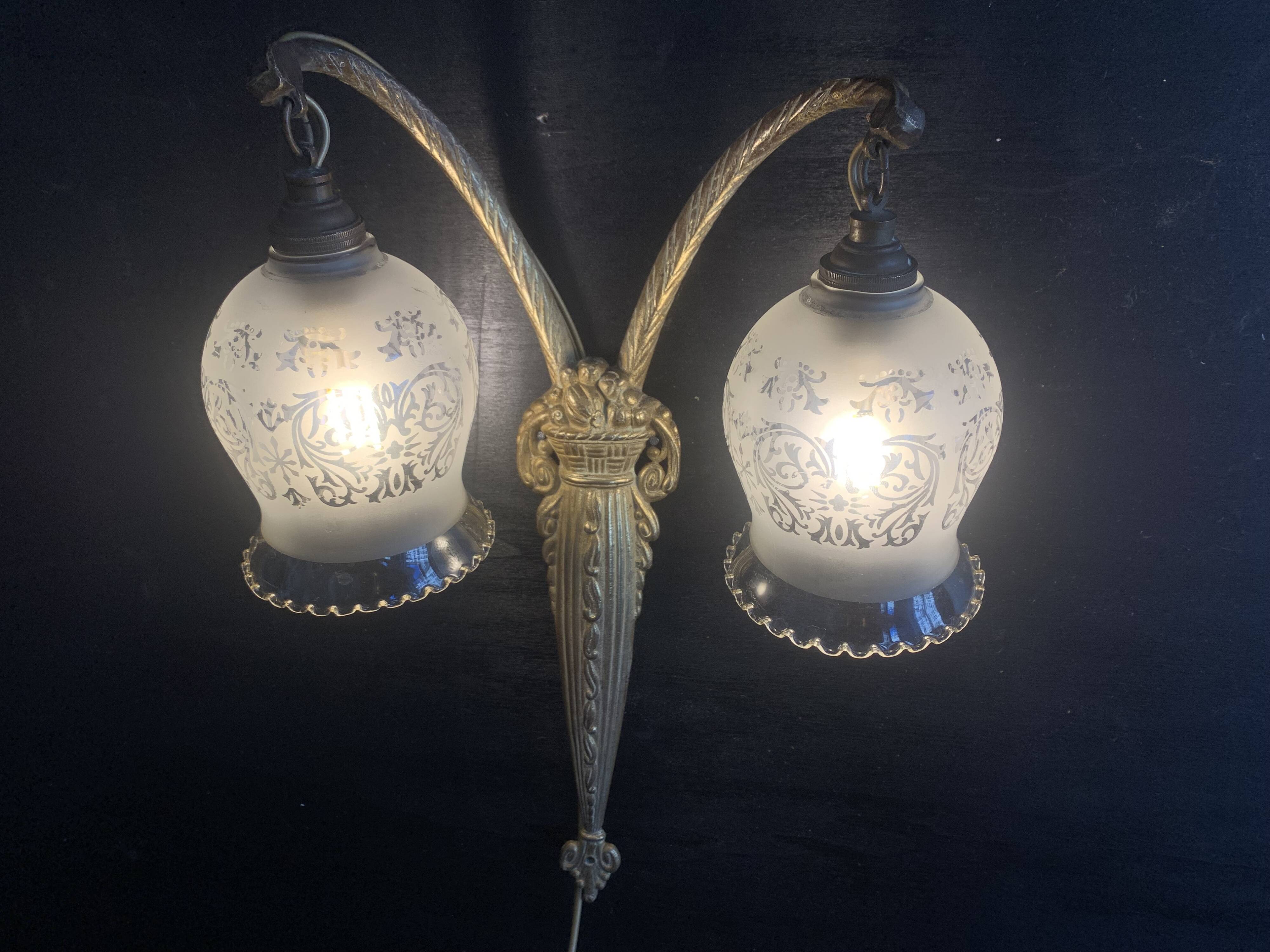 Art Deco double wall light in brass and glass tulips 1930
