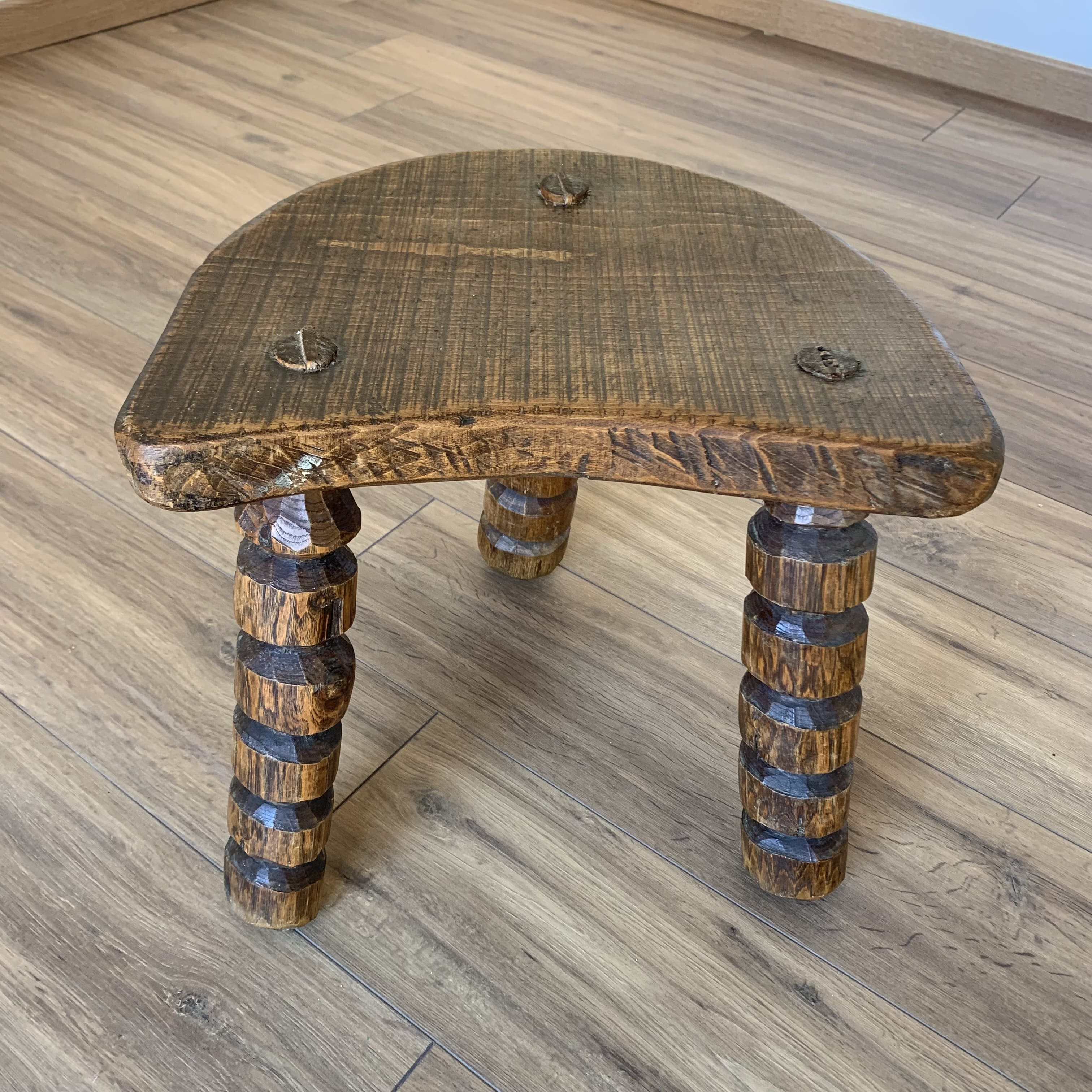 Tabouret tripode pieds taillés