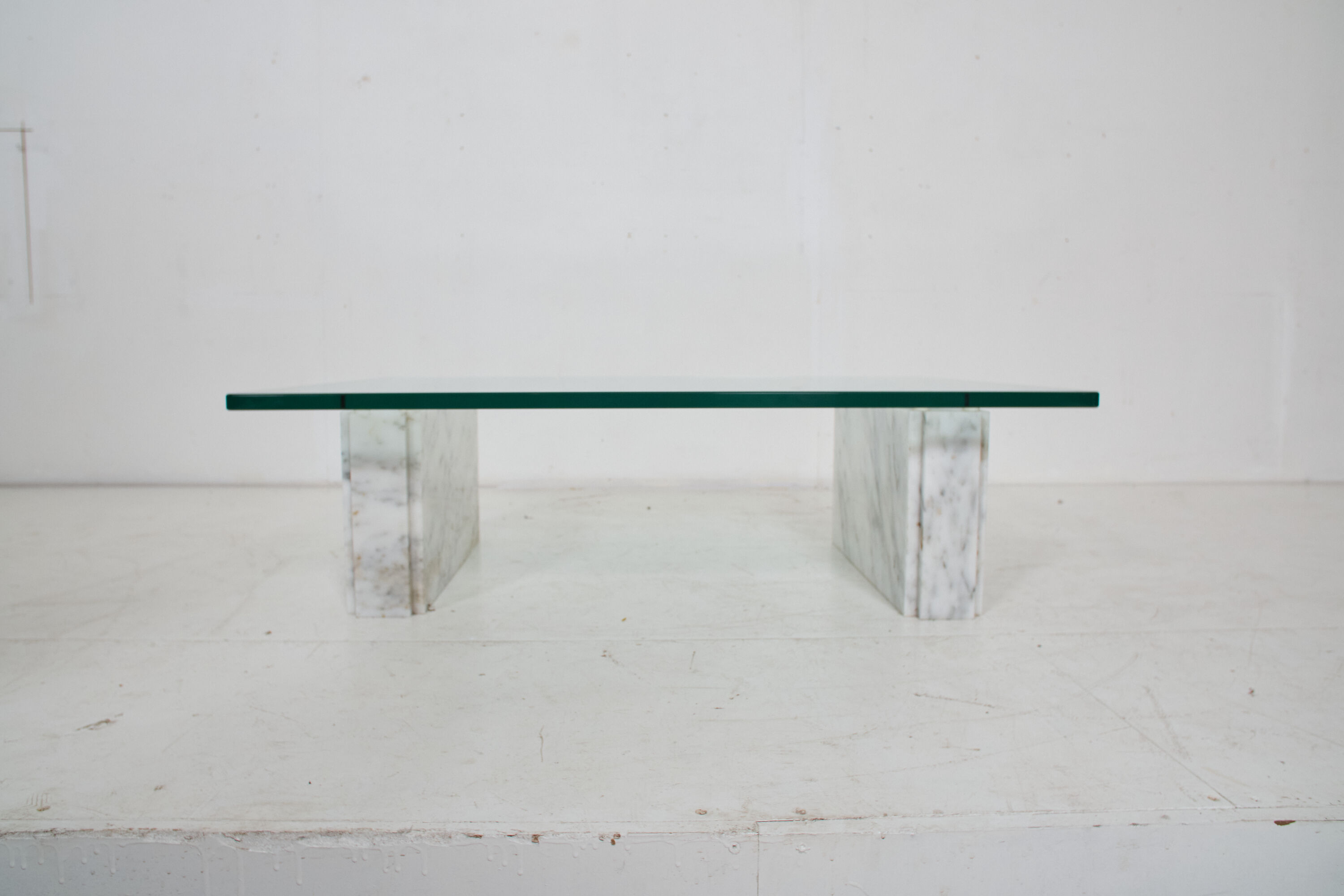 Table basse en marbre de carrare et verre