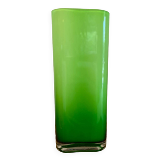 Vase en verre vert acidulé