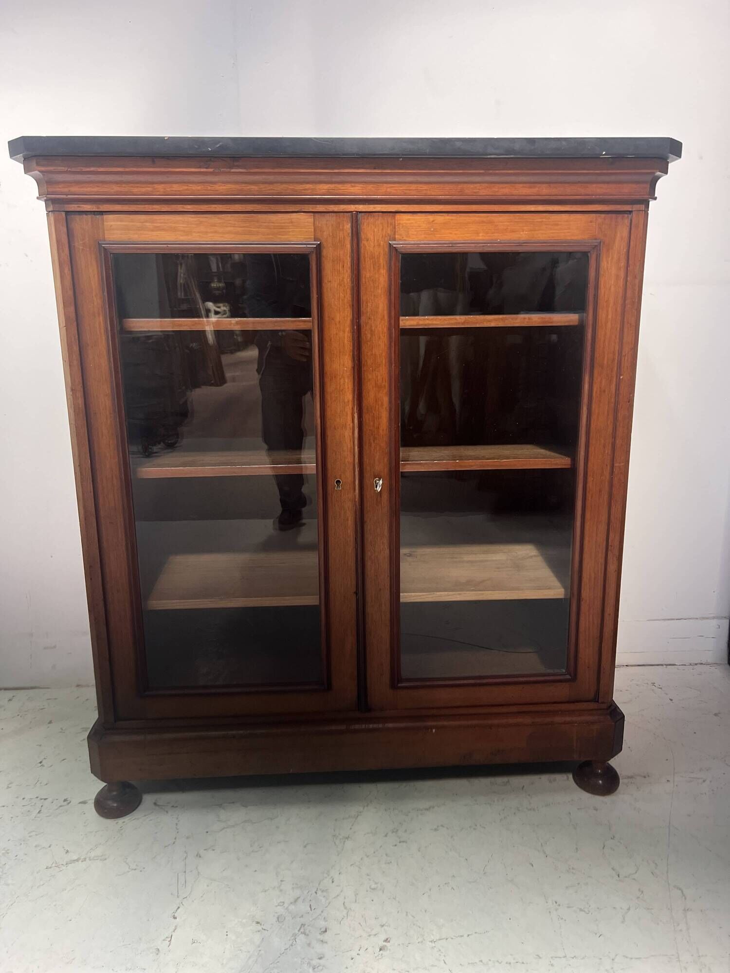 Display cabinet at counter height in mahogany and veneer, 19th century.