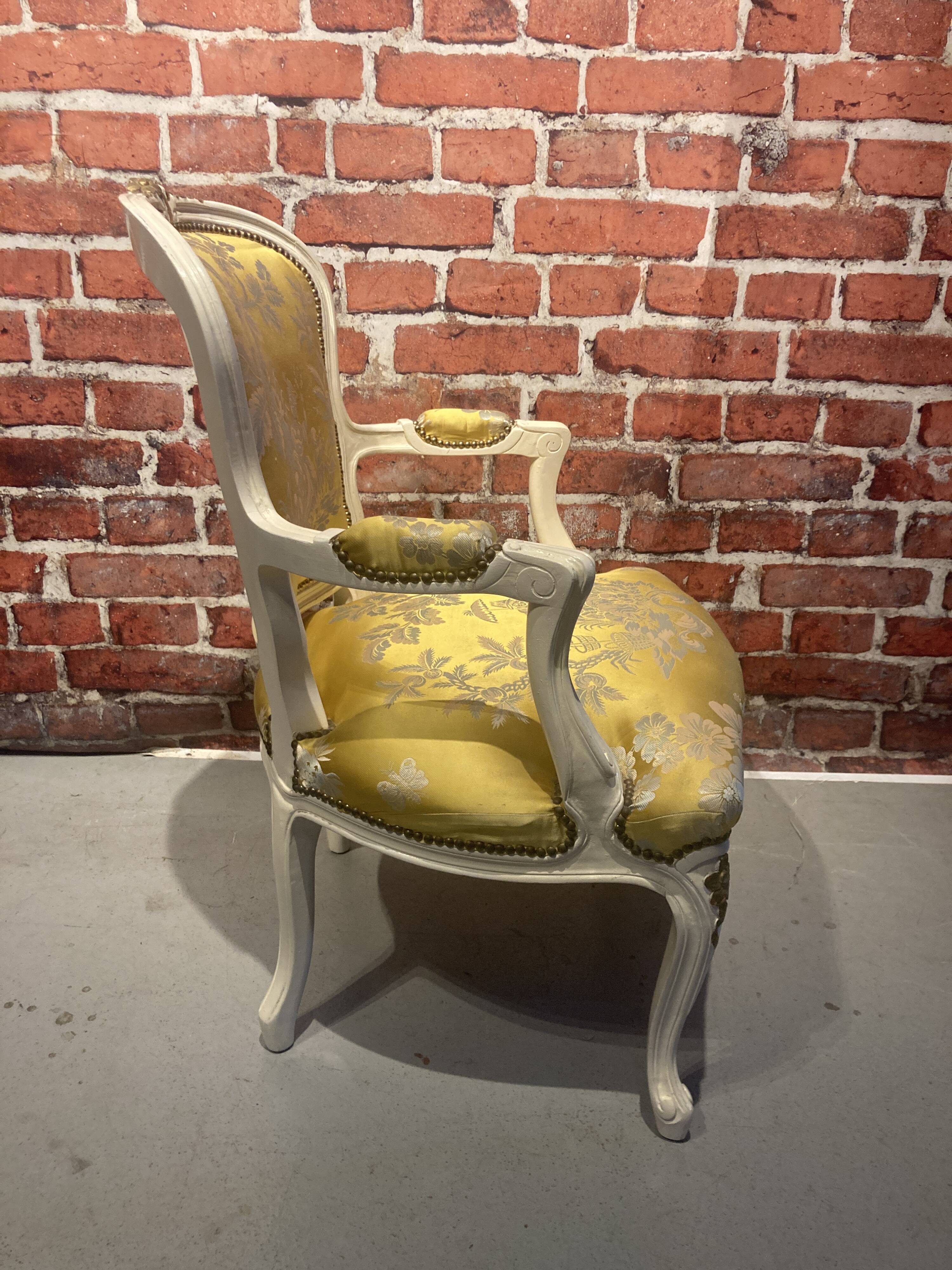 Lot d'un fauteuil et d'une chaise