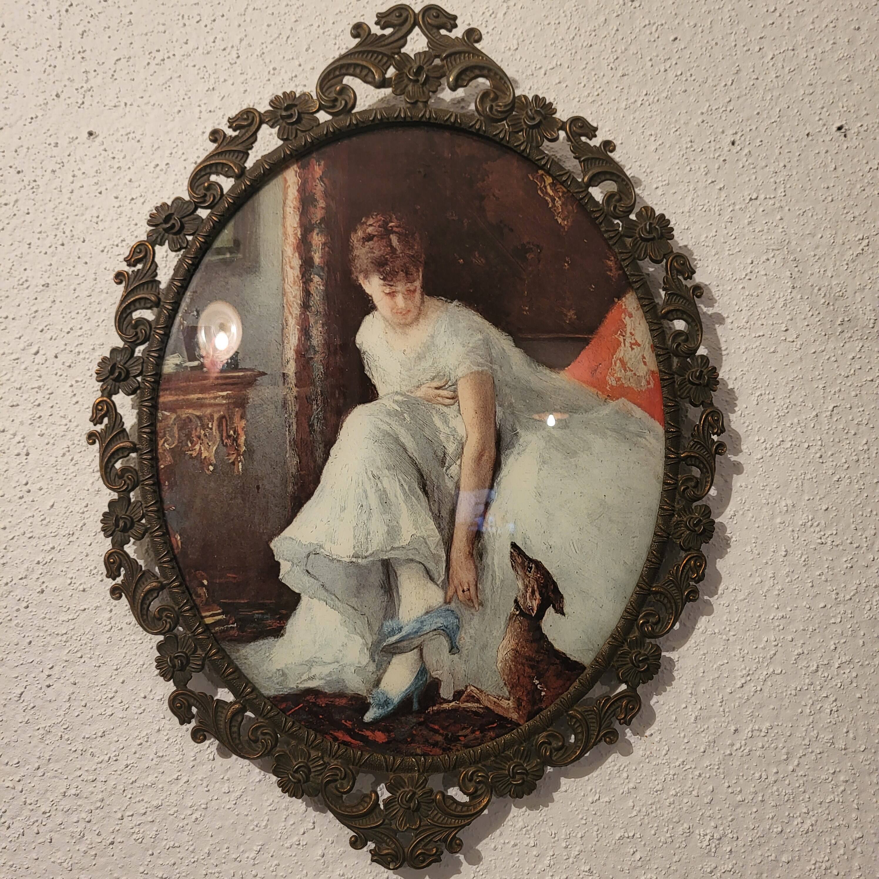 Italian oval frame in bronze and curved glass