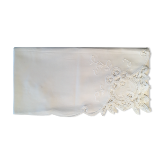 Nappe en coton blanc brodée  ancienne