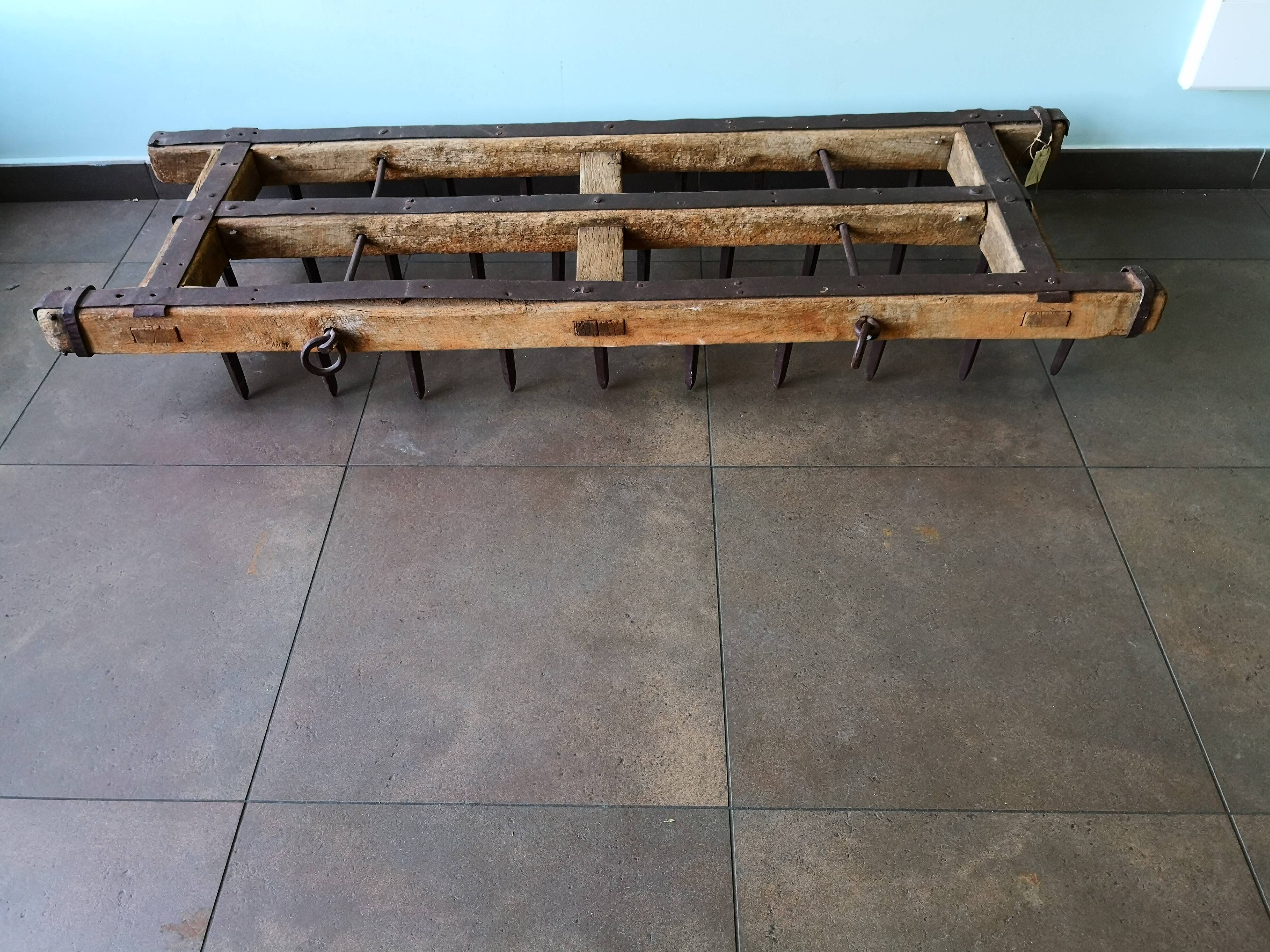 Table basse, herse agricole