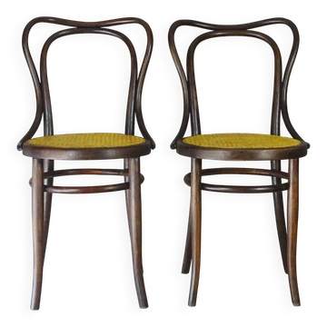 Two KOHN N°55 chairs from around 1900, caned, in American mahogany finish.