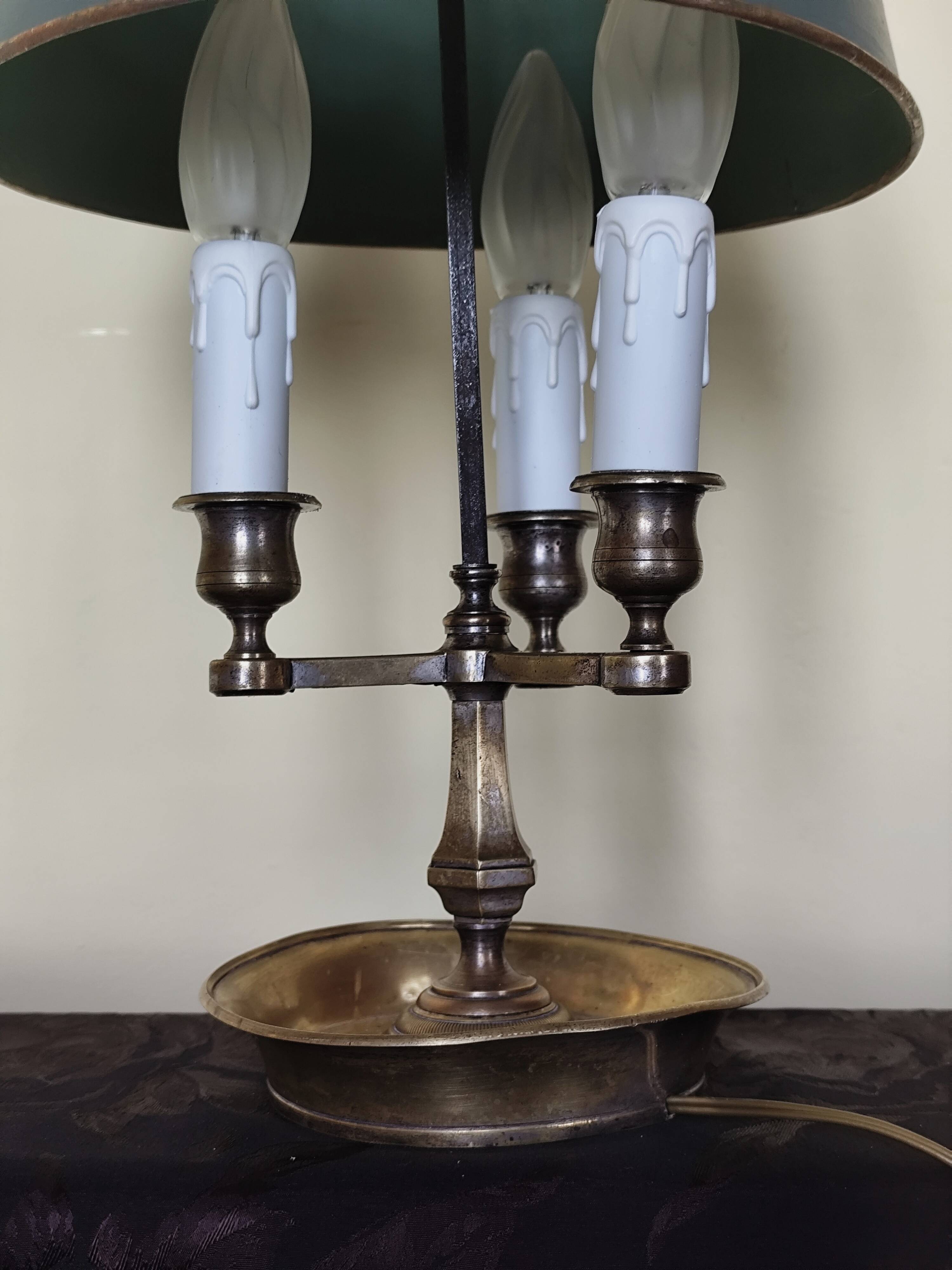 Three-light bouillotte lamp in gold metal, desk lamp.