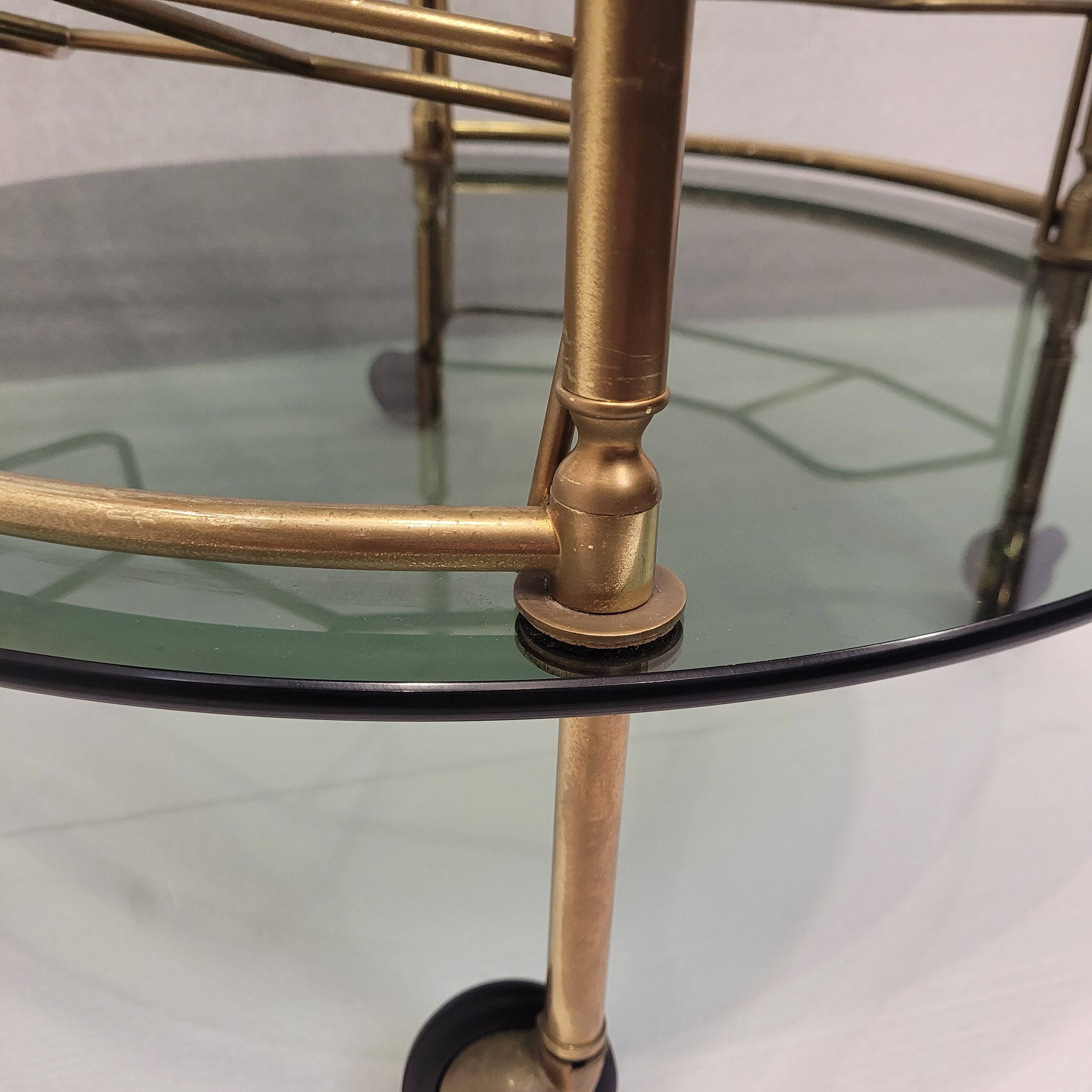 Auxiliary table / Barcart / Camarera Mid-century, Latón golden and crystal ahumado, 70's – Italia