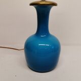 Lampe en verre bleu avec plateau en laiton