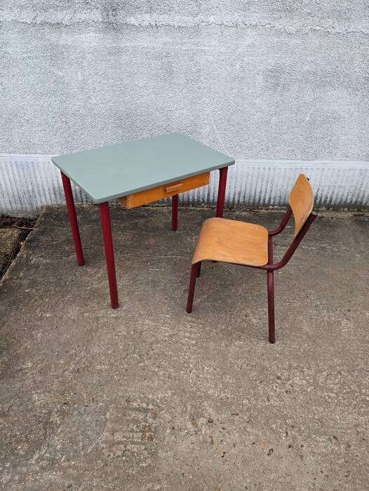 Desk and chair set (kindergarten)