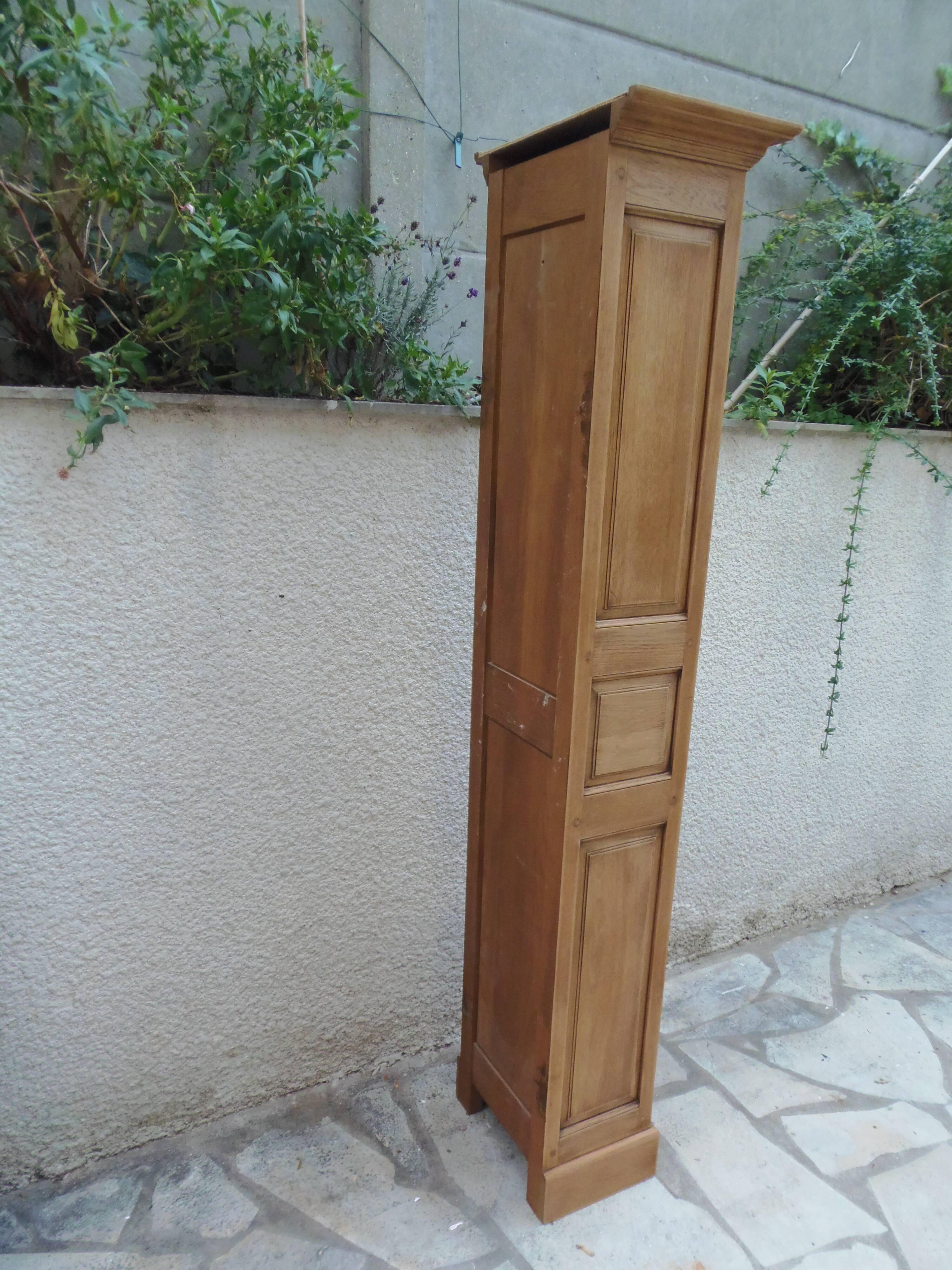 Petite armoire en chêne, 4 étagères, la porte habillée de toile de jute.