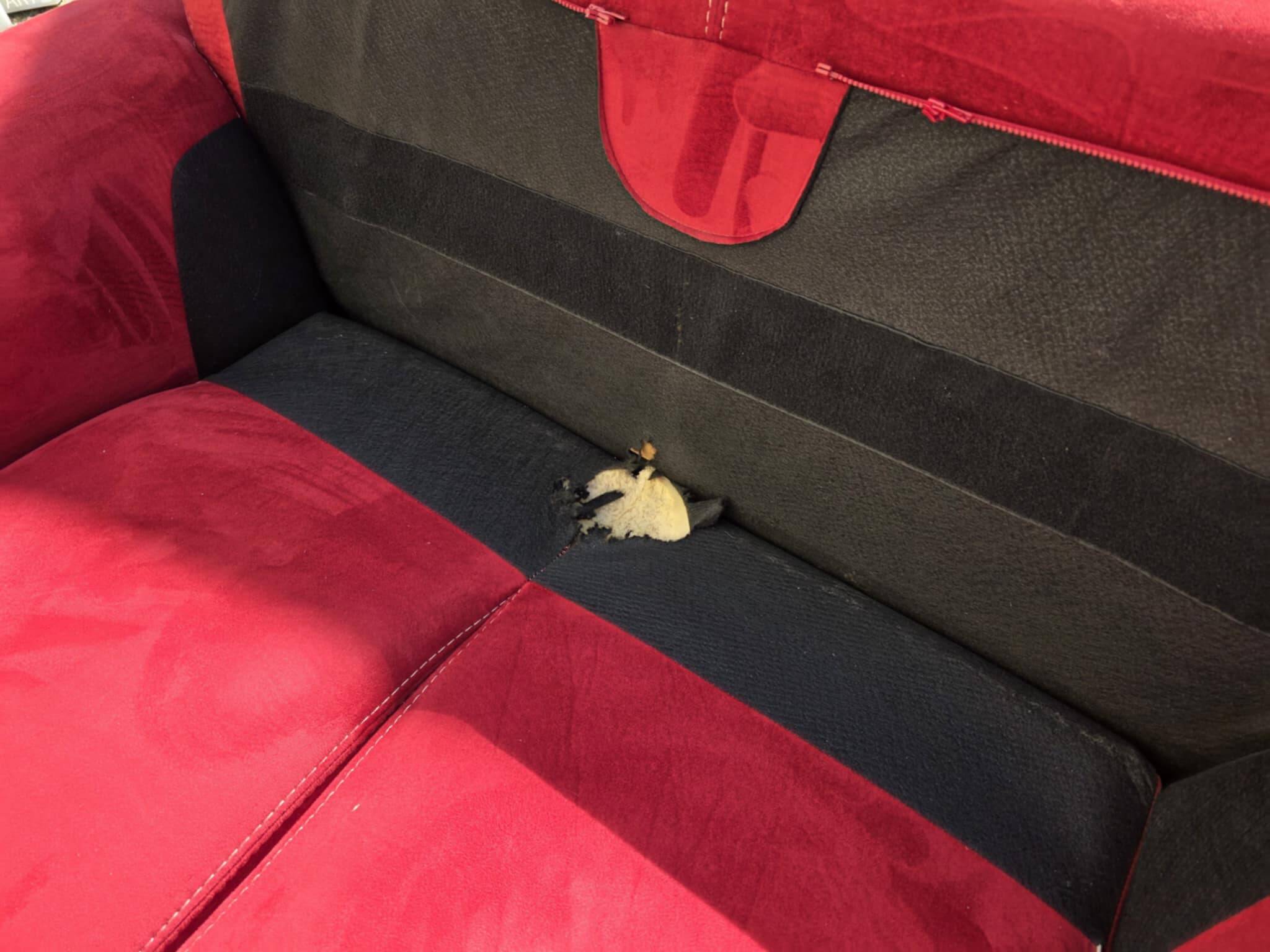 Ensemble un canapé deux fauteuils rouge et un pouf très bon état