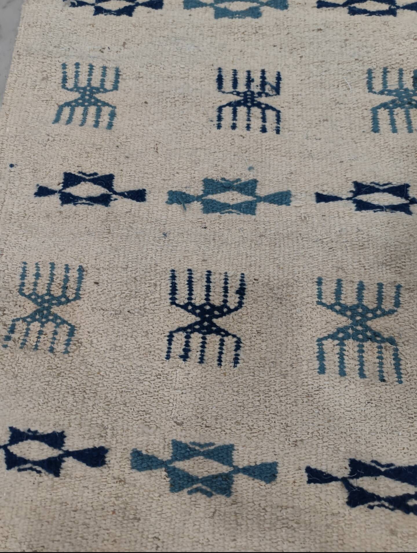 White and blue rug with Berber patterns, hand-woven in natural wool