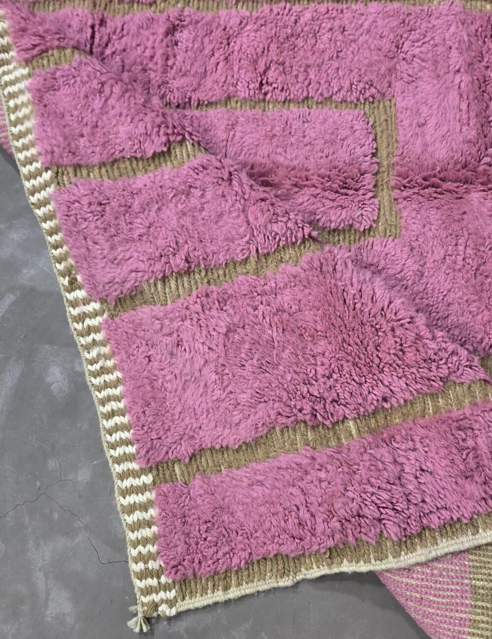 Contemporary Pink Rug - 250 x 200 cm