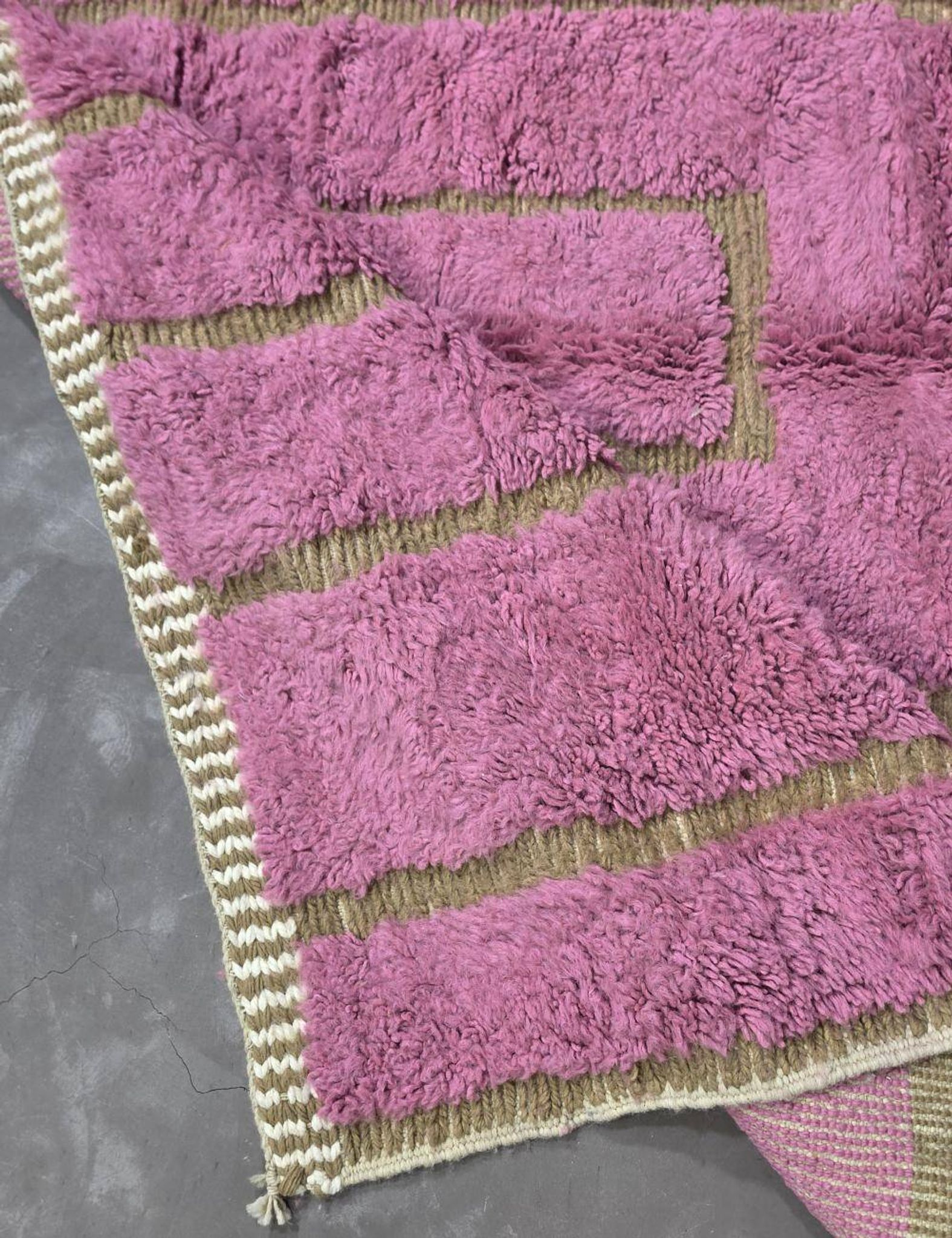 Contemporary Pink Rug - 250 x 200 cm