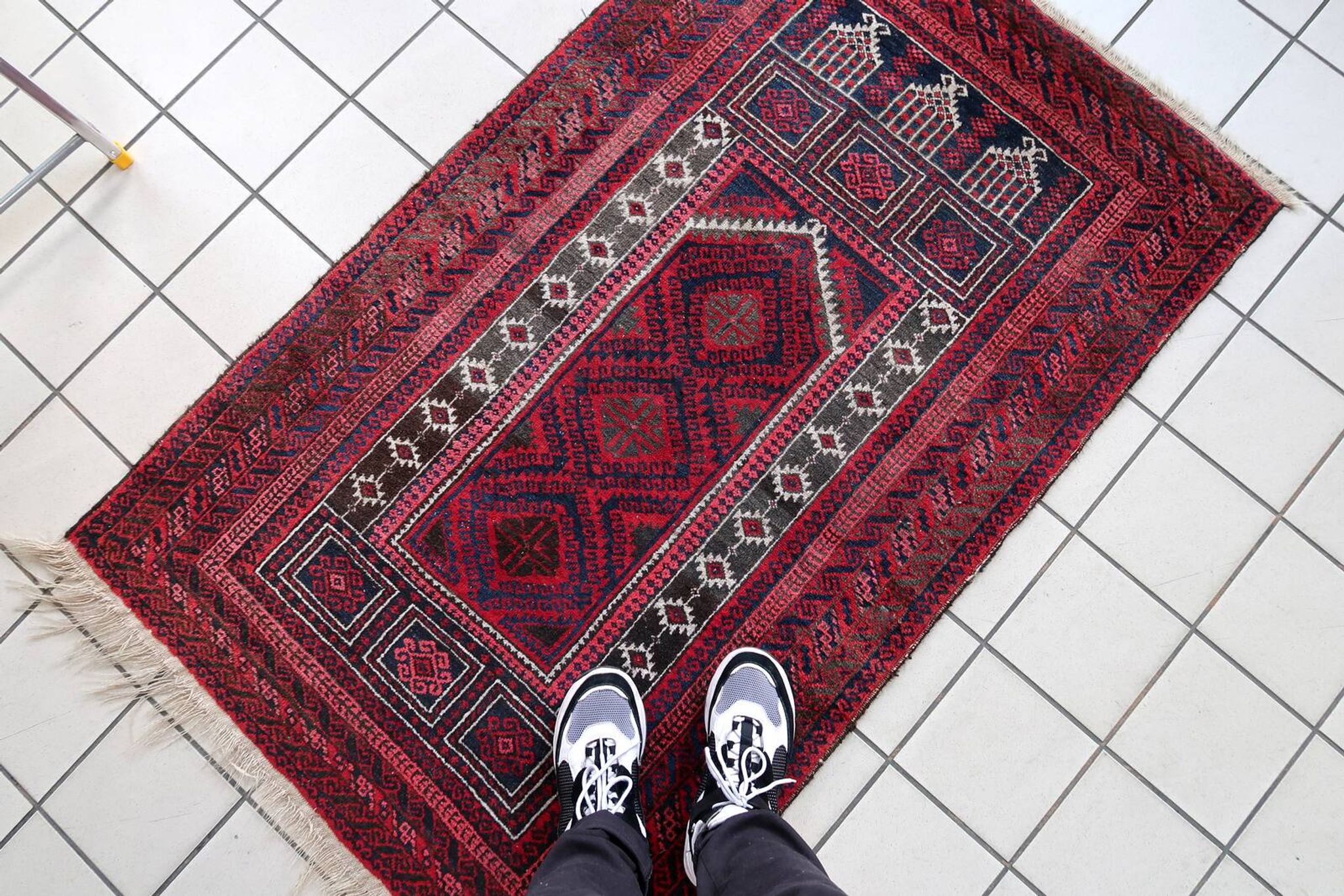 Tapis de Prière Vintage Baluch Fait Main en Laine – 94 x 152 cm