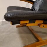 Fauteuil de lecture noir avec accoudoirs et support en bois