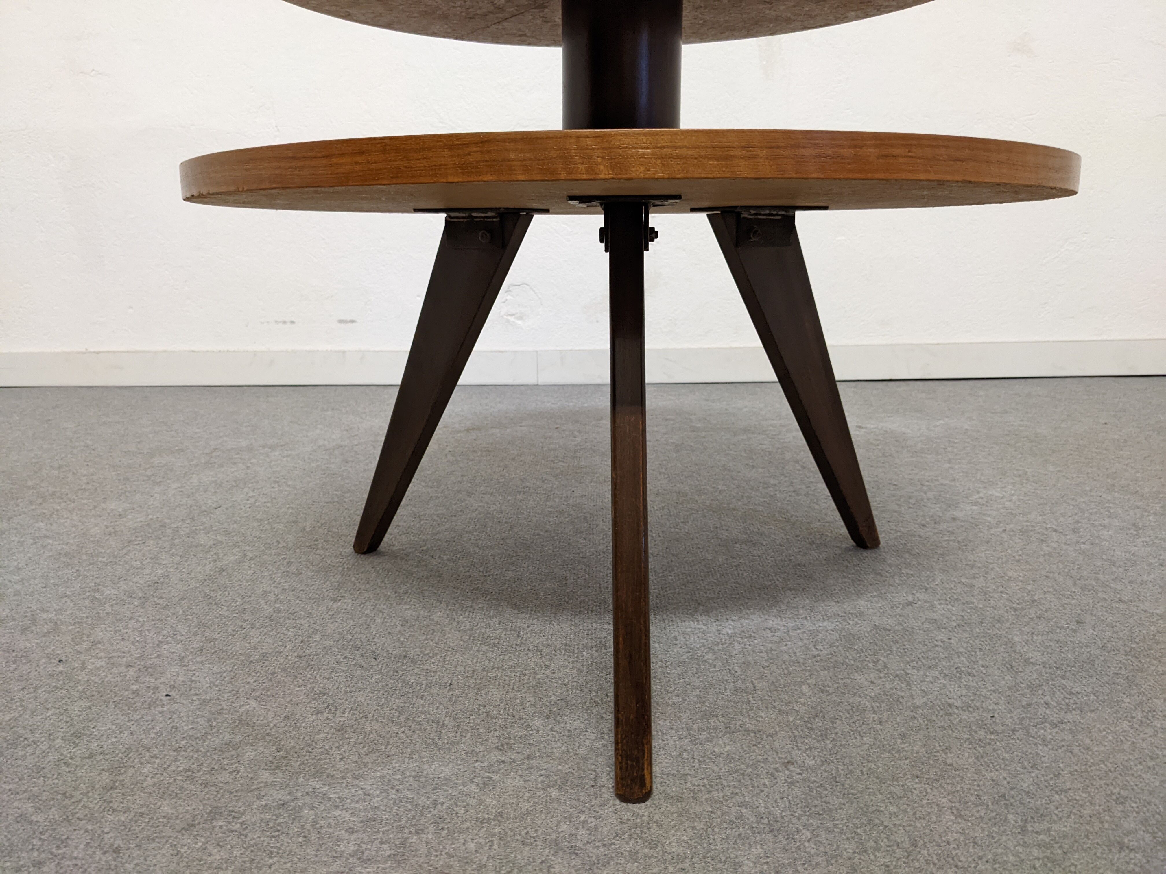 Round tripod coffee table from the 50s/60s