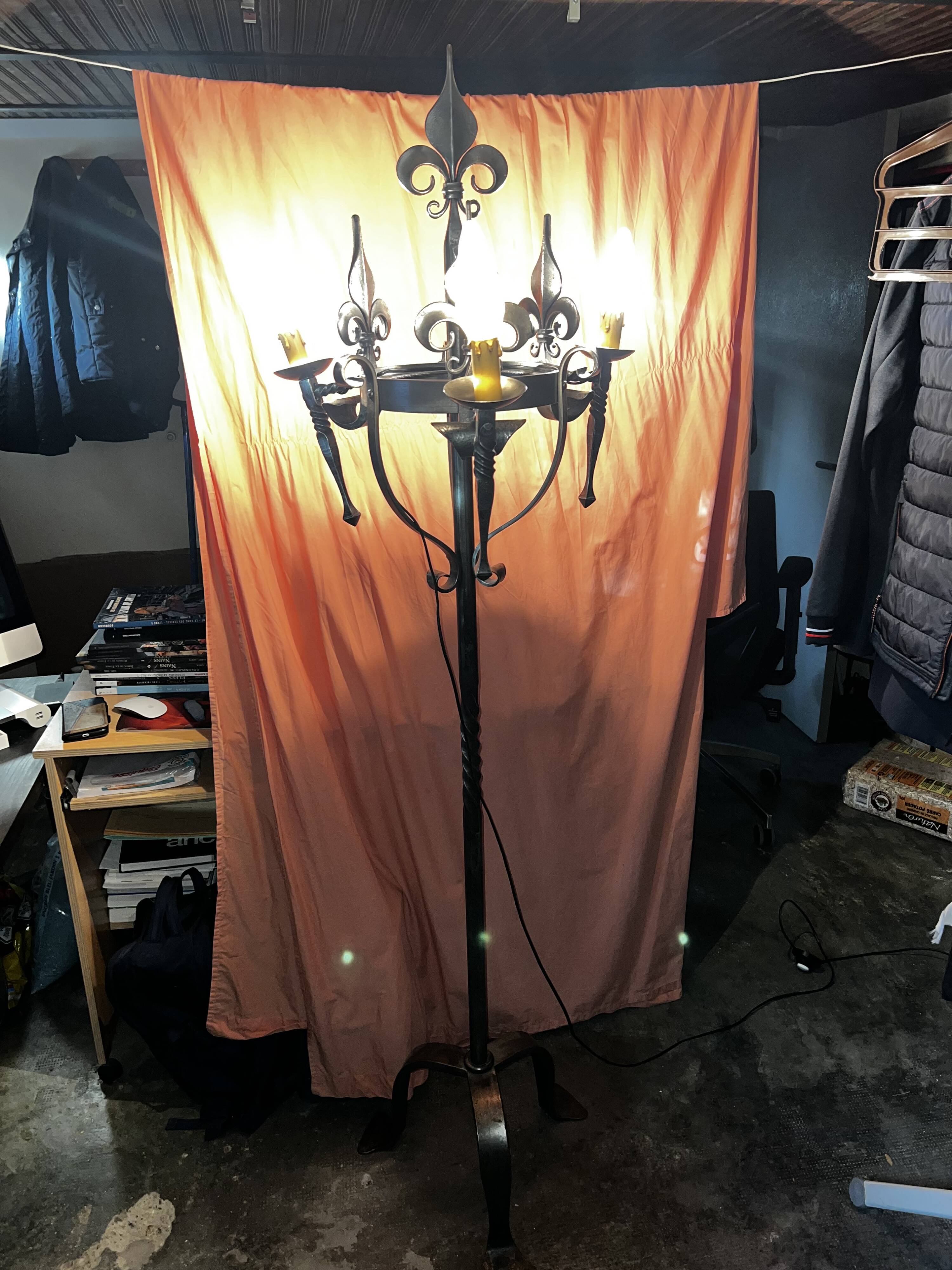 Lampadaire, de style médiéval, en fer fogé