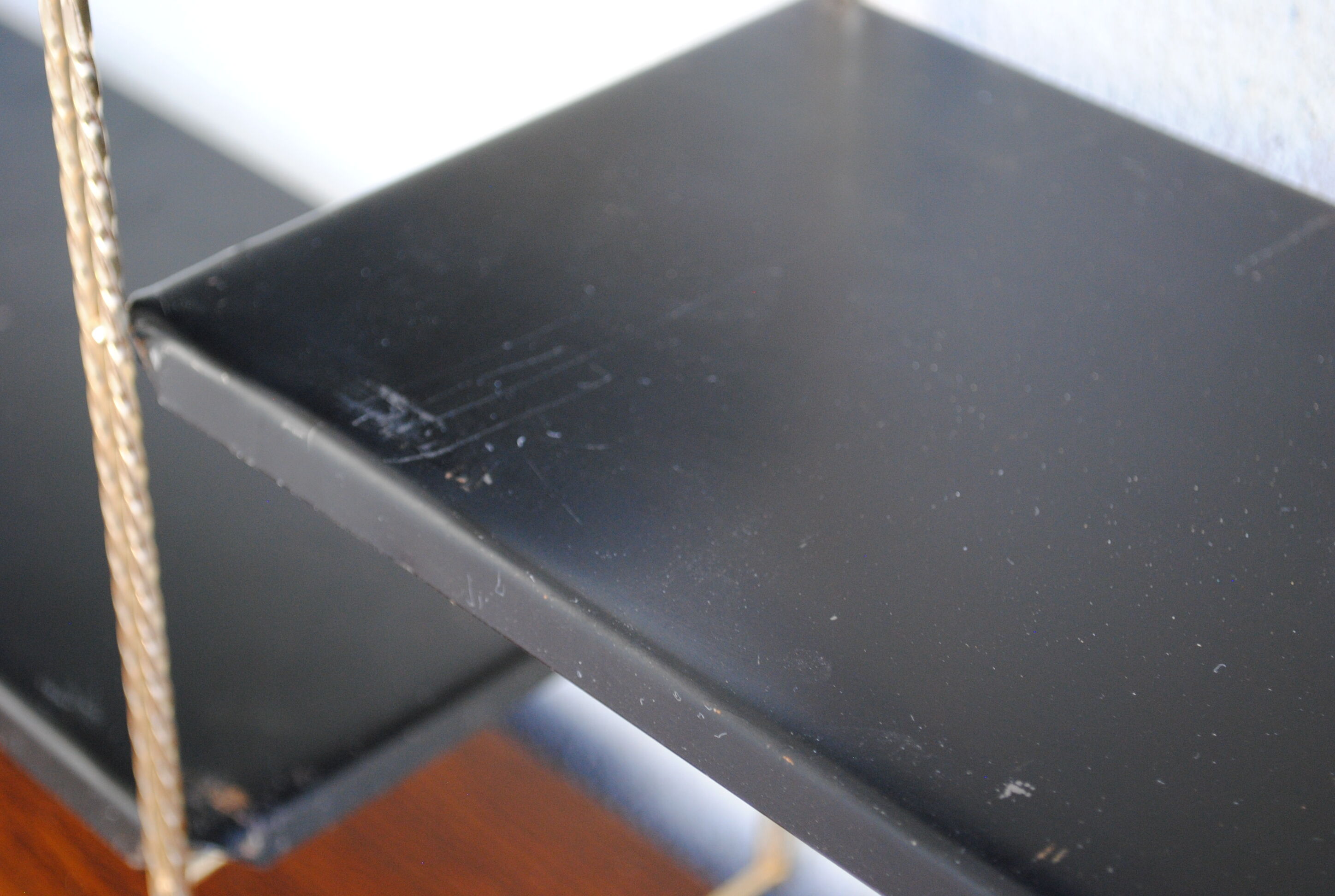 Shelf wall metal string