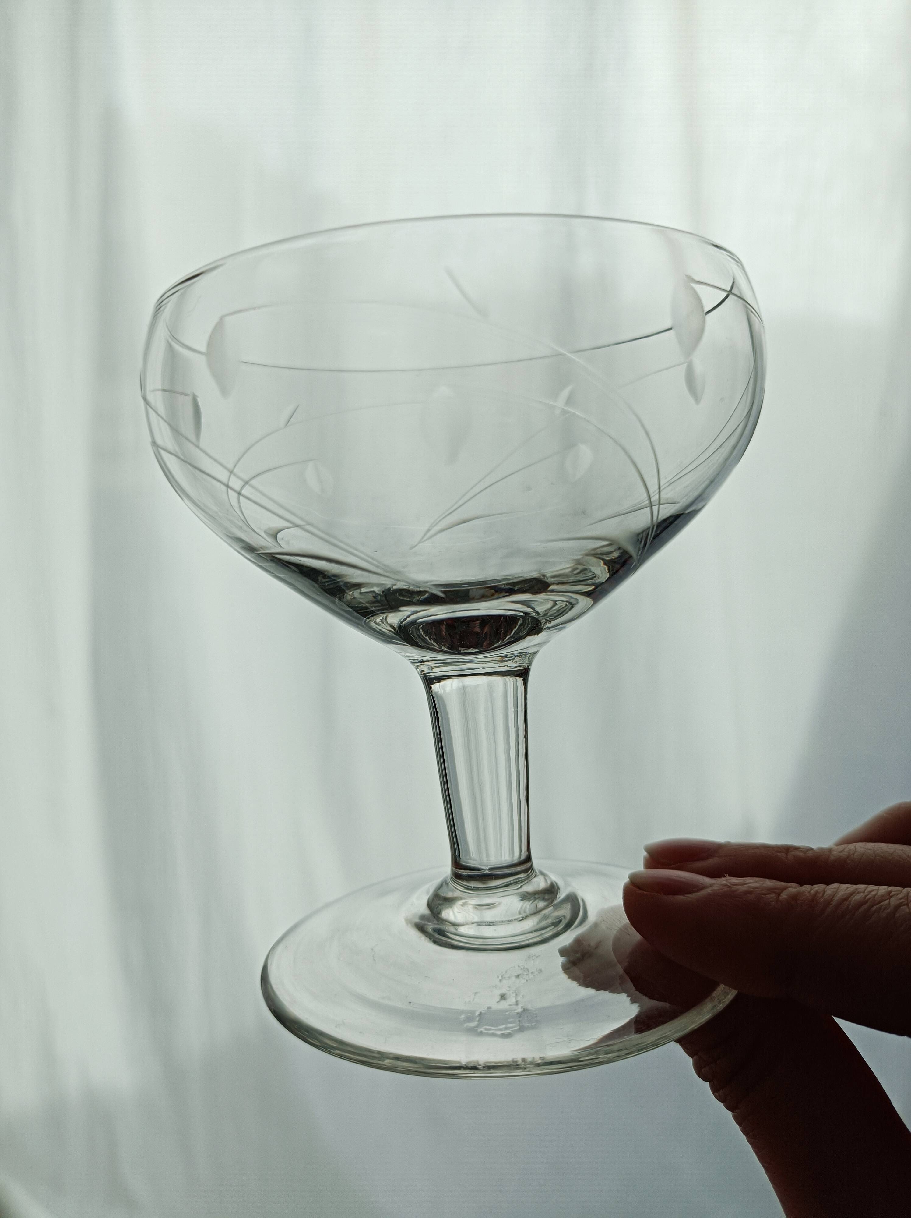 Lot de 5 coupes à champagne en verre gravé feuillage