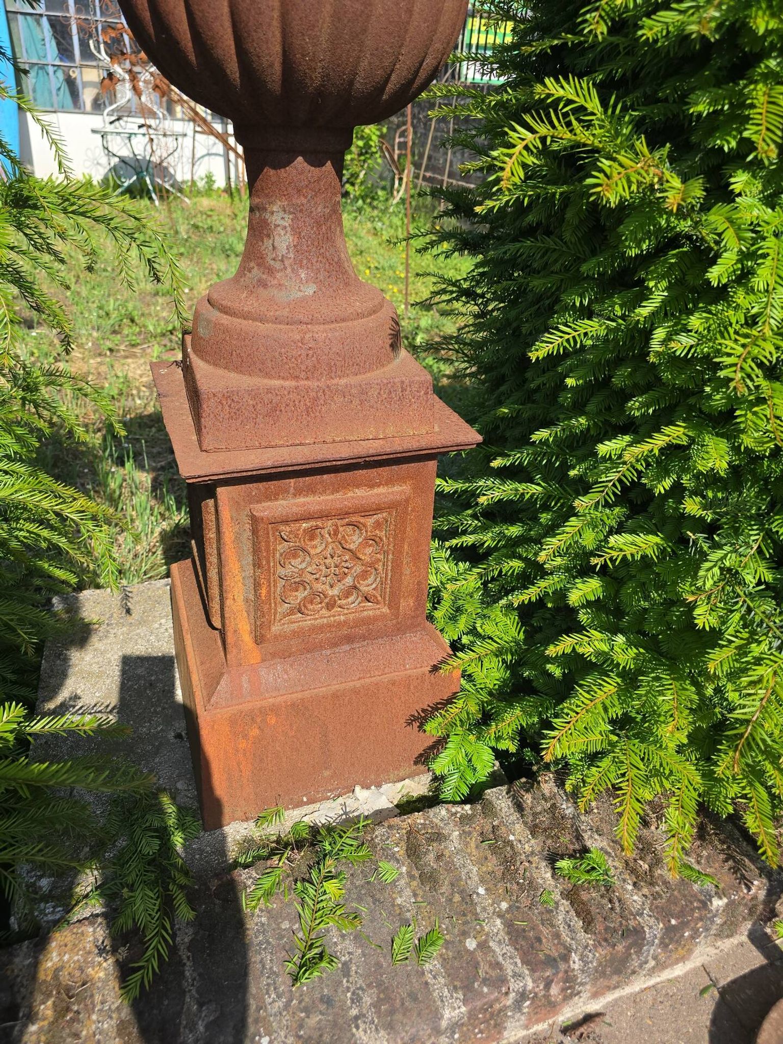 Vase médicis avec socle en fonte
