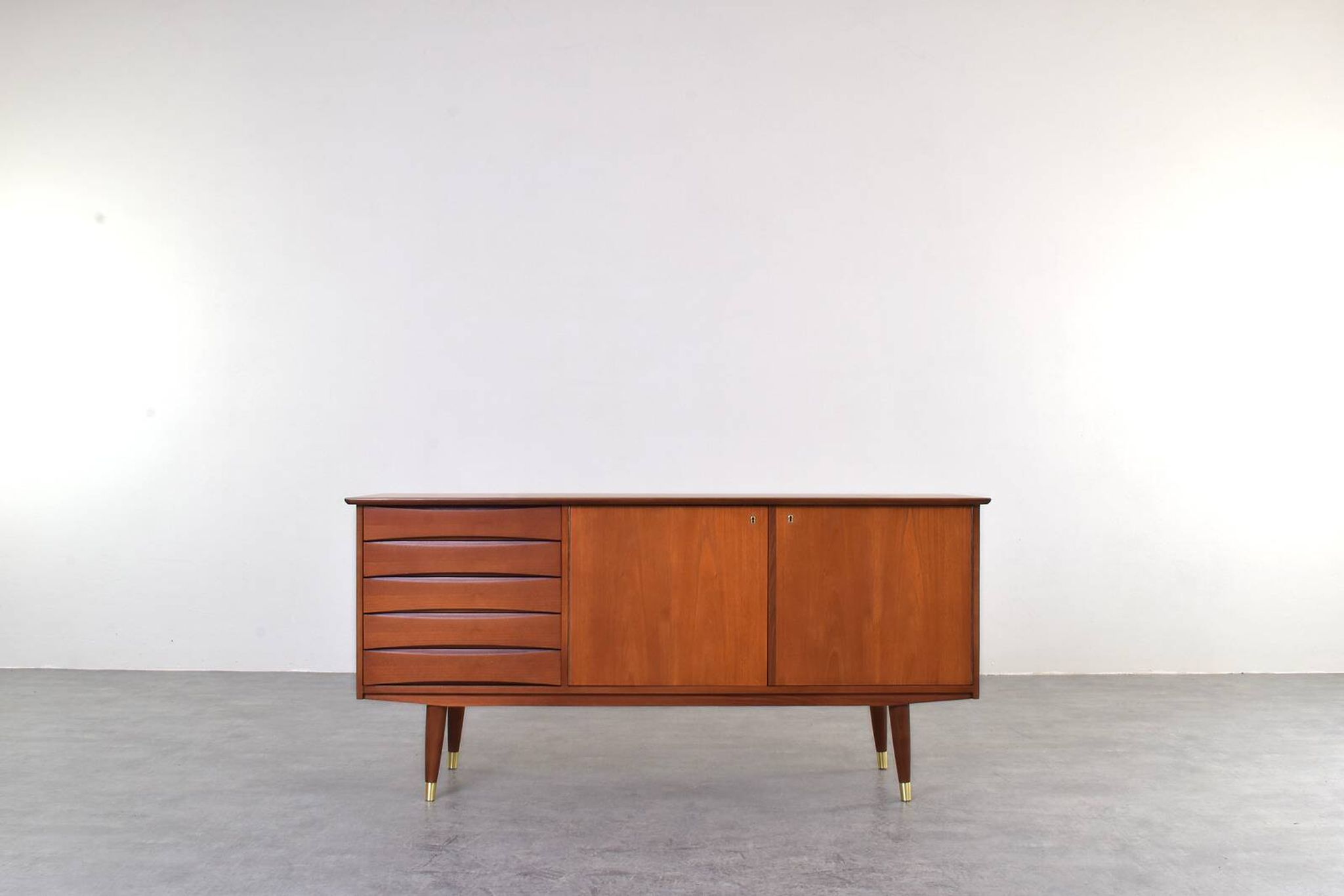 Buffet en teck du milieu du siècle par Fredrik A. Kayser, Norvège, années 1960.