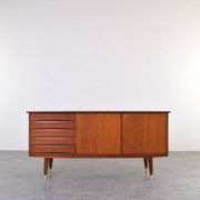 Buffet en teck du milieu du siècle par Fredrik A. Kayser, Norvège, années 1960.