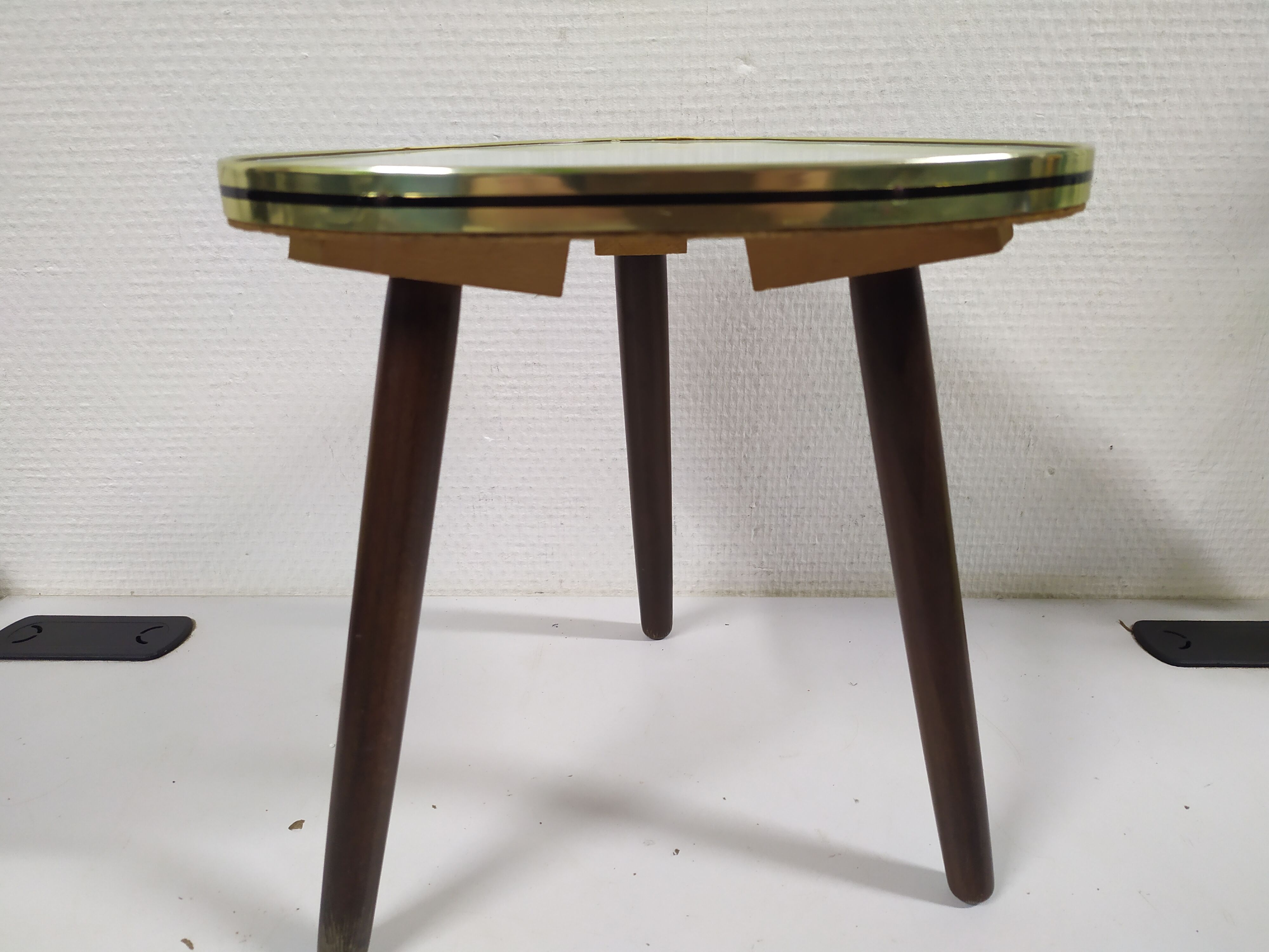 Formica tripod rests plant holder - white - vintage