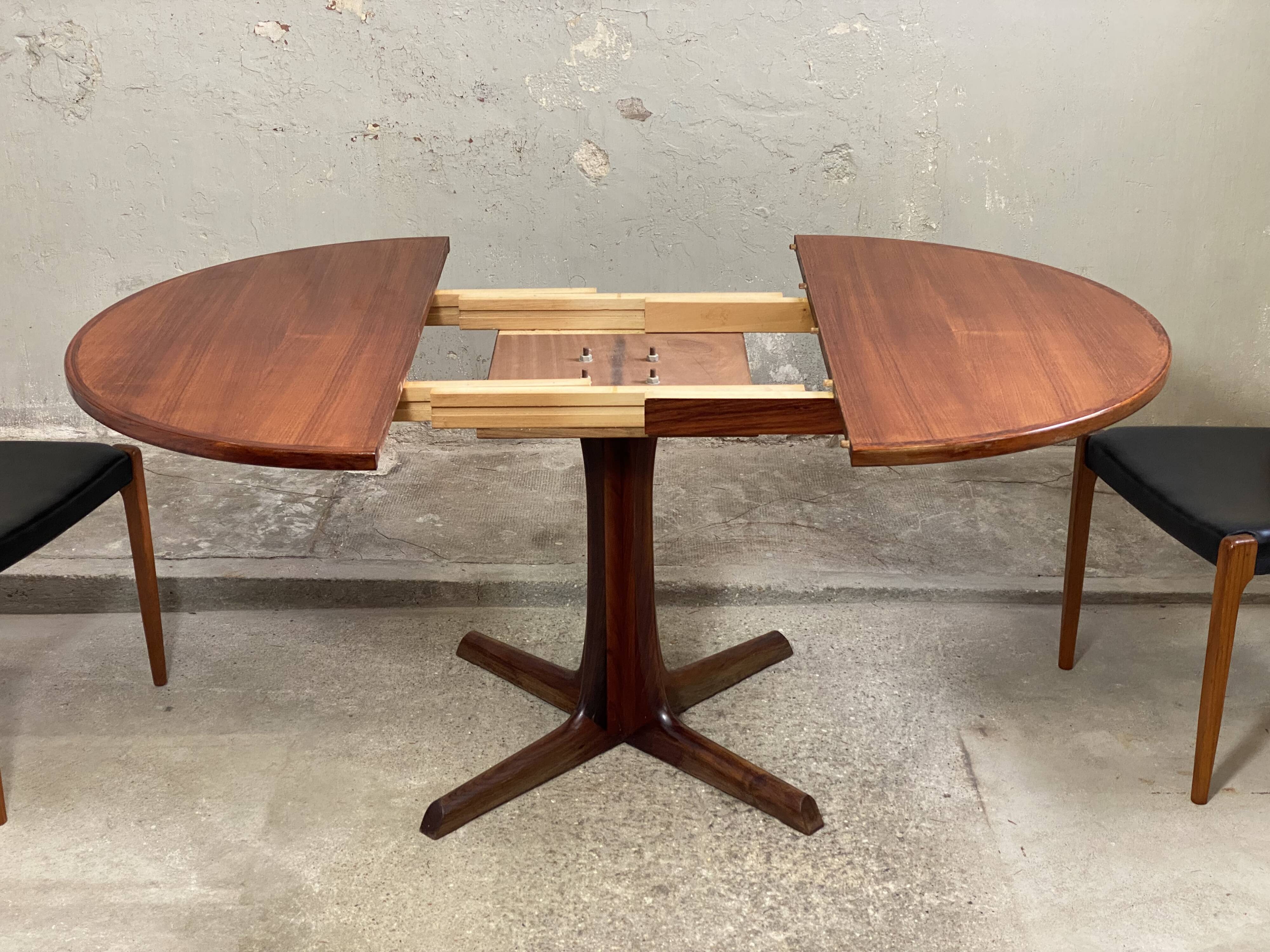 Scandinavian extendable round table in teak Gudme edition