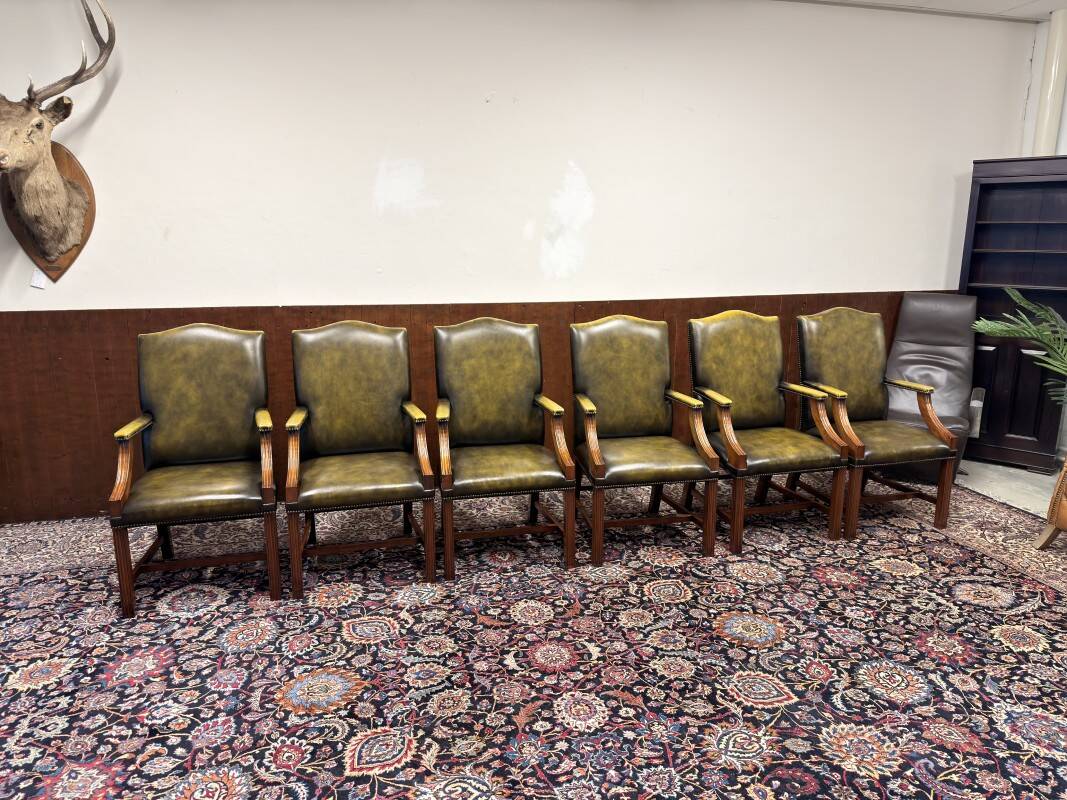 Ensemble de chaises présidentielles Chesterfield anglaises classiques.
