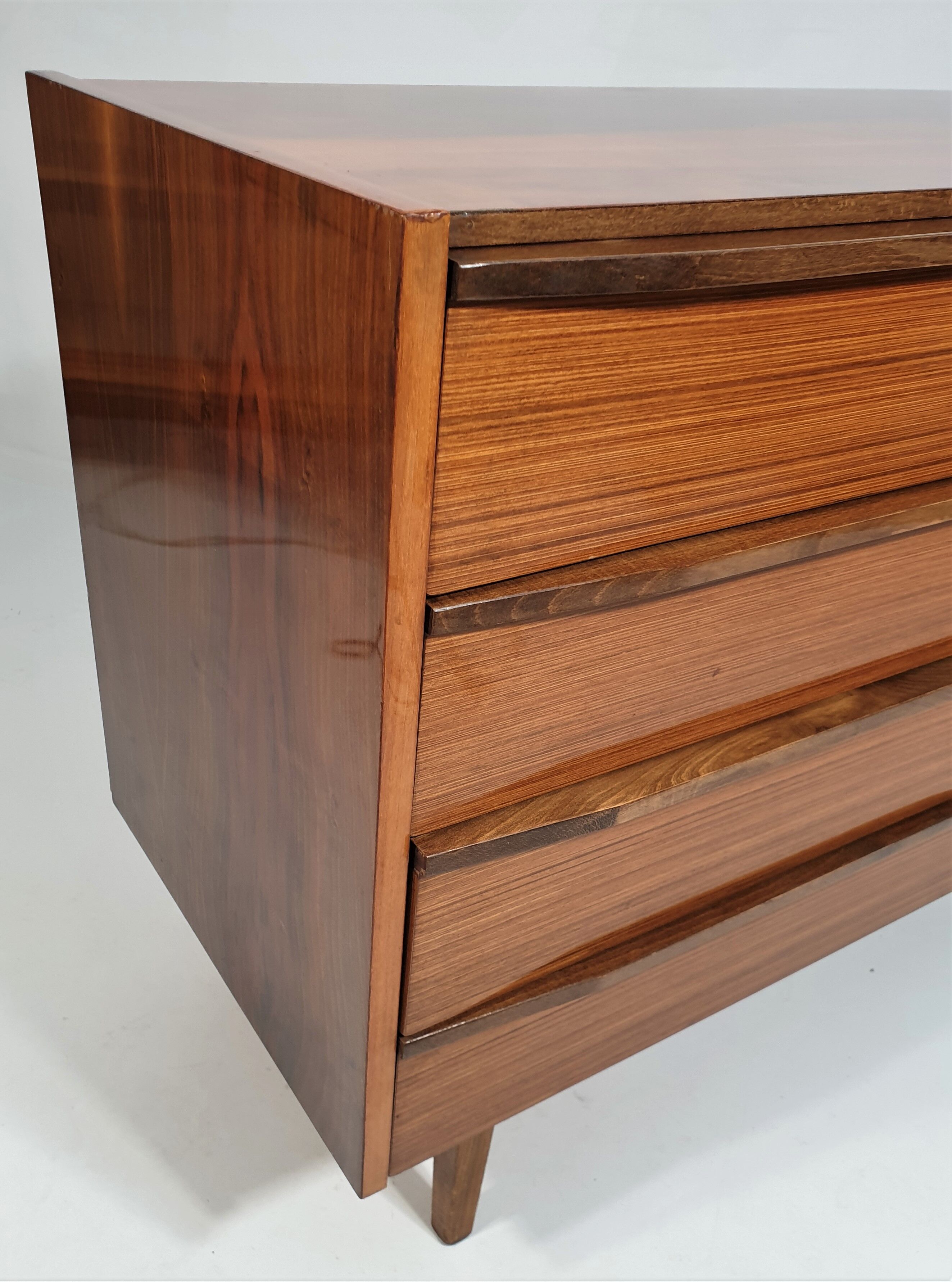 Commode vintage d’Interier Praha, années 1970