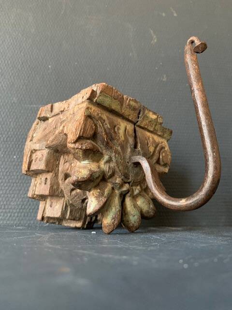 Wall hook in hand-carved wood and iron, antique, India, 1920